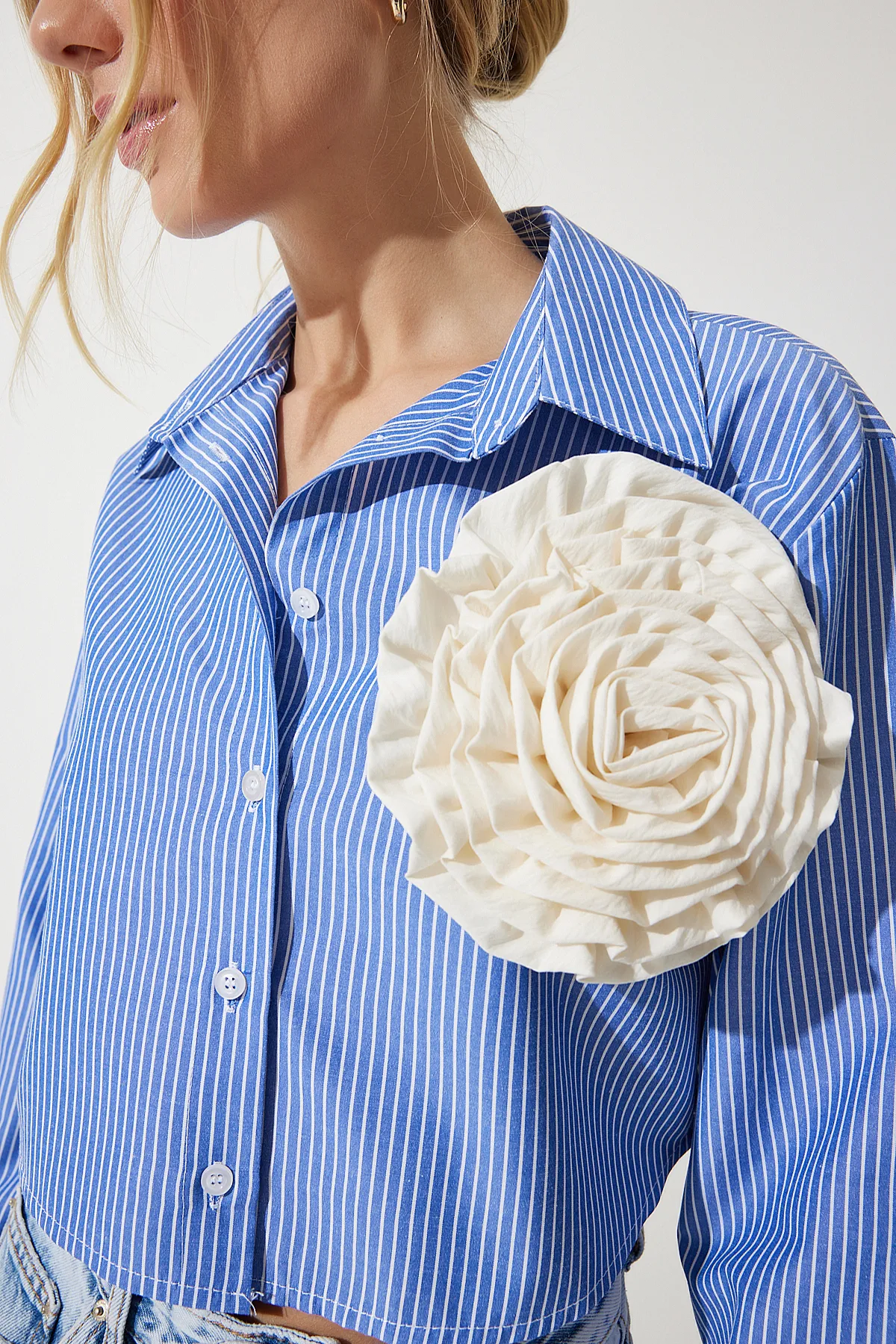 Happiness İstanbul  Marineblaues Premium-Crop-Shirt mit Blumenbrosche für Damen UL00017