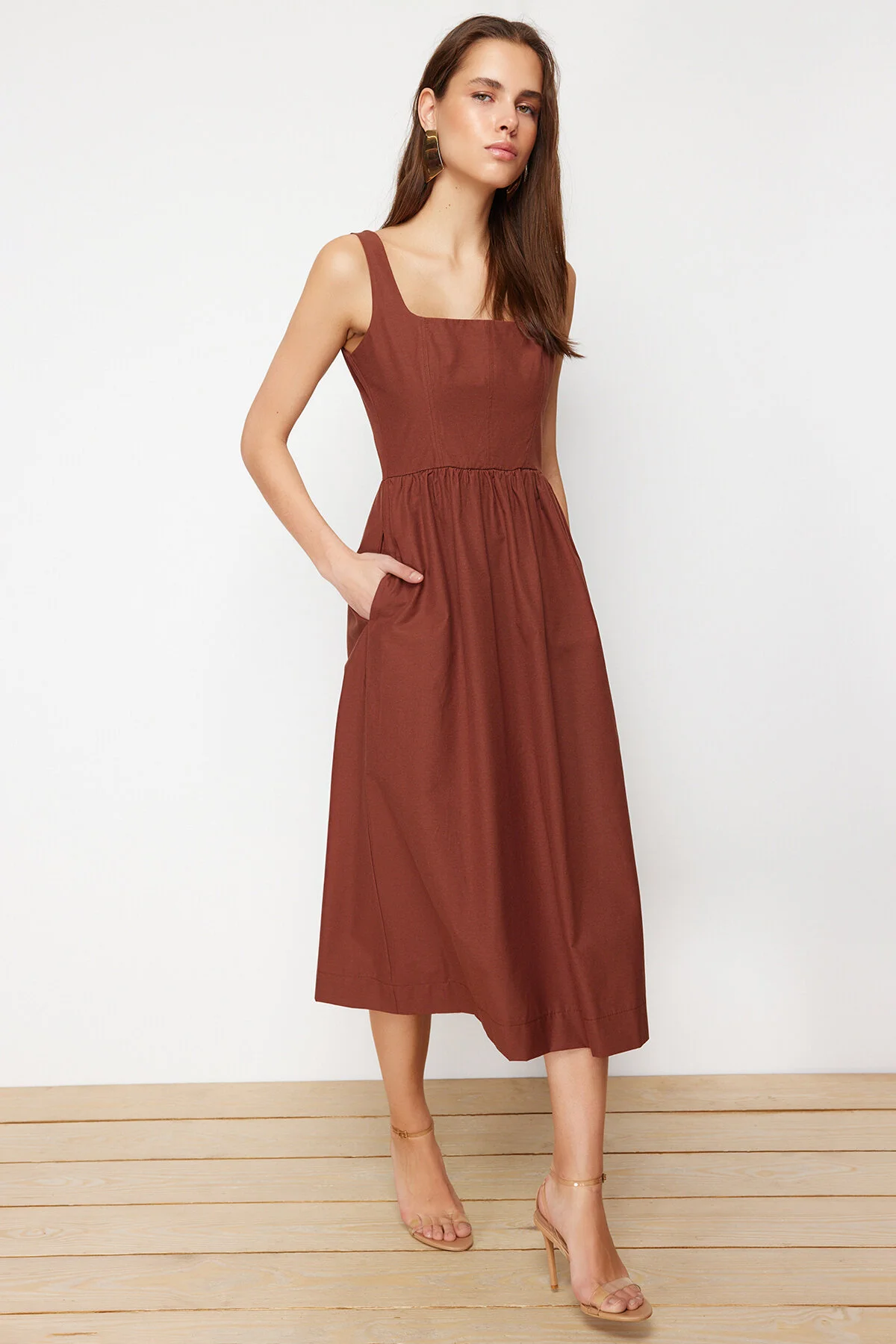 Trendyol Collection  Braunes gewebtes Midikleid mit Taillenöffnung und Korsett-Nähten TWOSS24EL00038