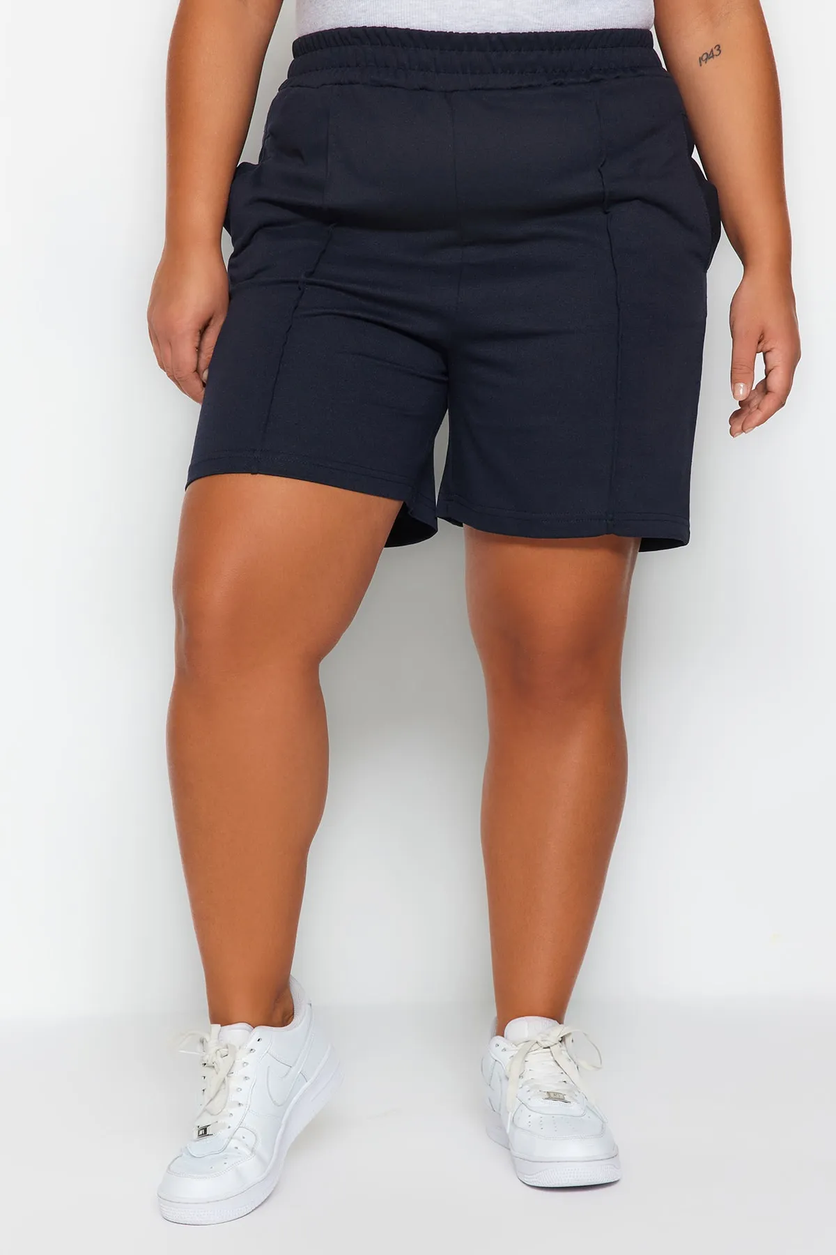 Trendyol Curve  Marineblaue, dünne, gerippte Strickshorts TBBSS23AP00004