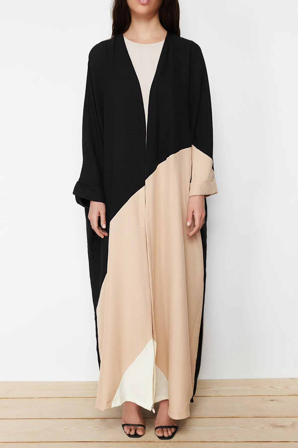 Trendyol Modest  Lange gewebte Kappe mit Farbblock-Steingürtel und Ferace TCTSS24KF00002