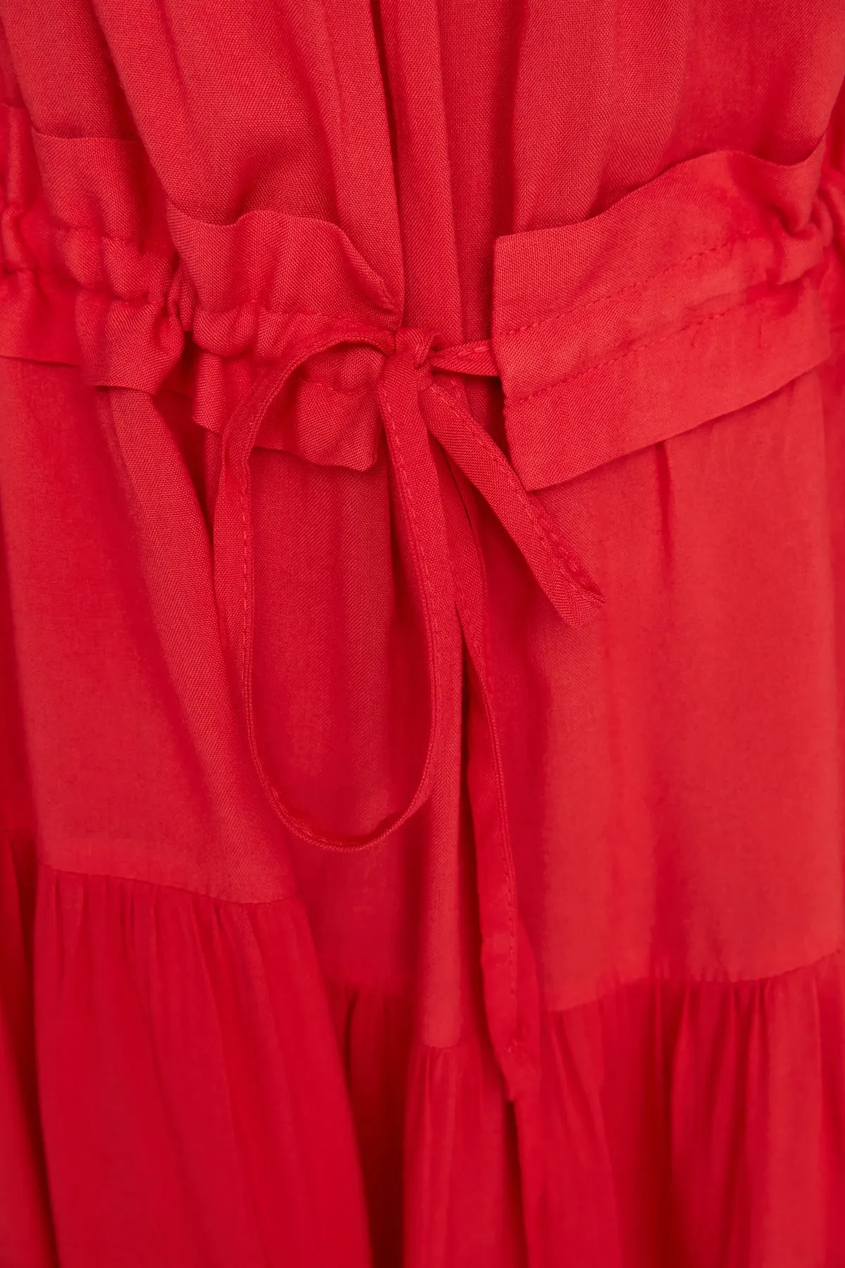 Trendyol Collection  Rotes, gerafftes Mini-Webkleid mit Taille TWOSS20EL2679