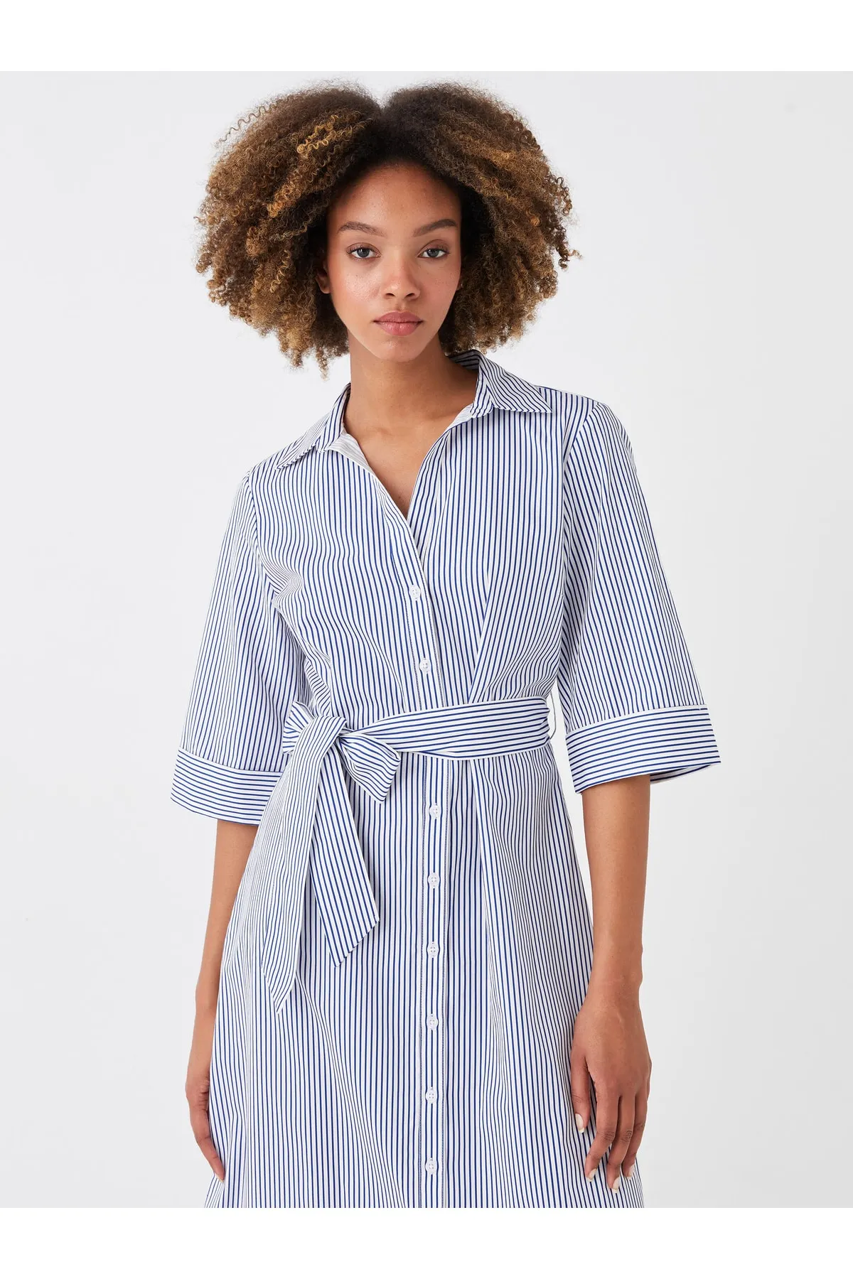 LC Waikiki  Damenkleid aus gestreiftem Popeline mit Hemdkragen