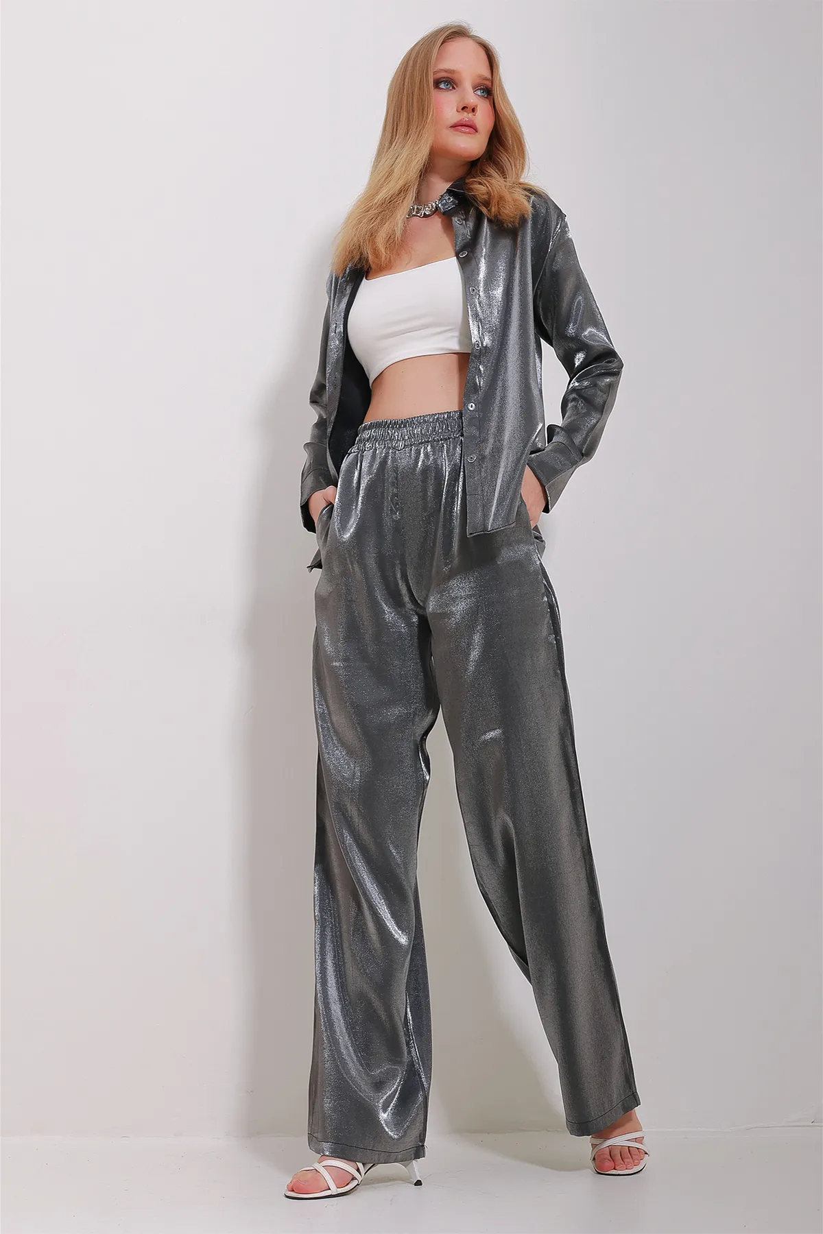 Trend Alaçatı Stili  Anthrazitfarbene, glänzend gewebte Oversize-Hose für Damen ALC-X11493