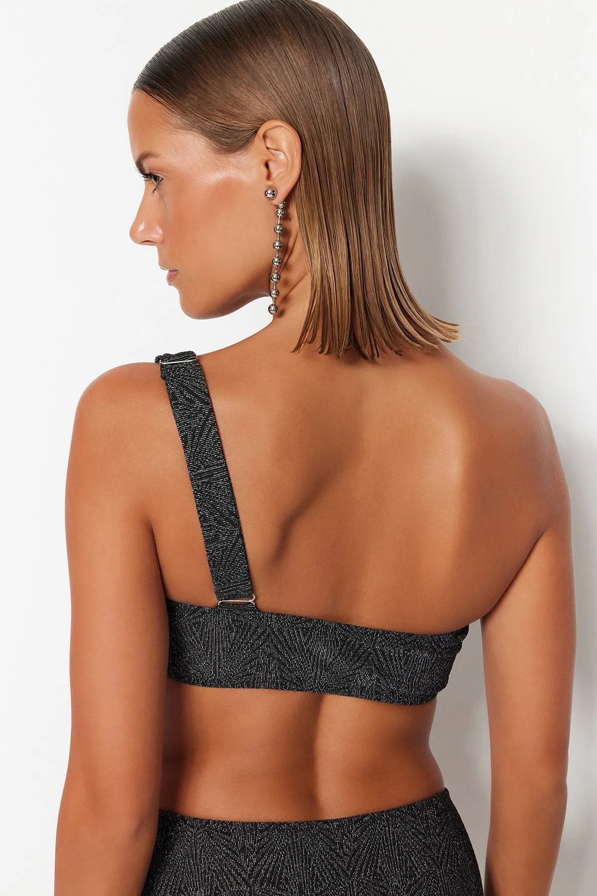 Trendyol Collection  Schwarzes One-Shoulder-Bikinioberteil mit Glitzer TBESS23BU00270