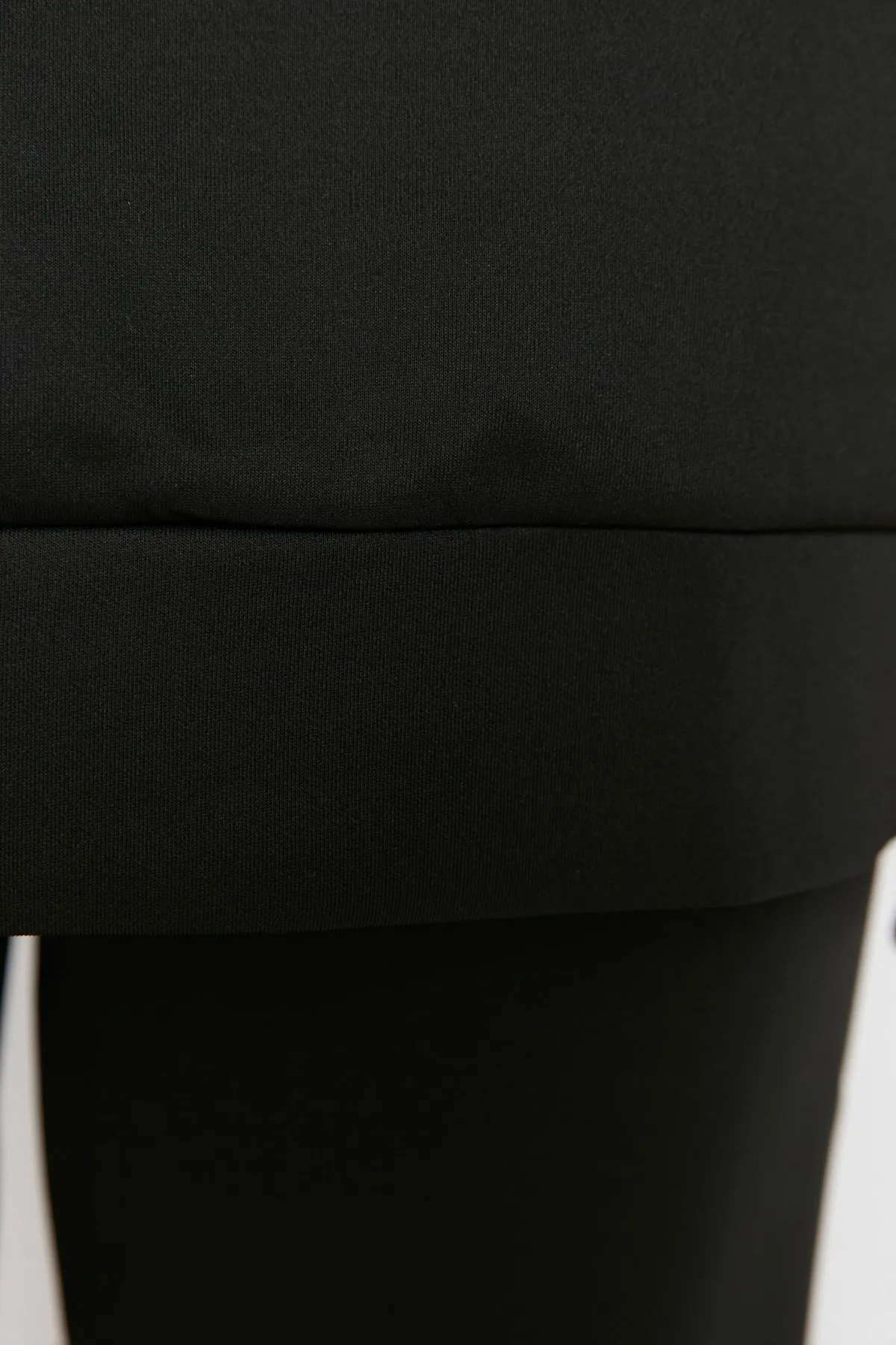 Trendyol Modest  Schwarzes Scuba-Strick-Trainingsanzug-Set mit Rundhalsausschnitt TCTAW23EN00004