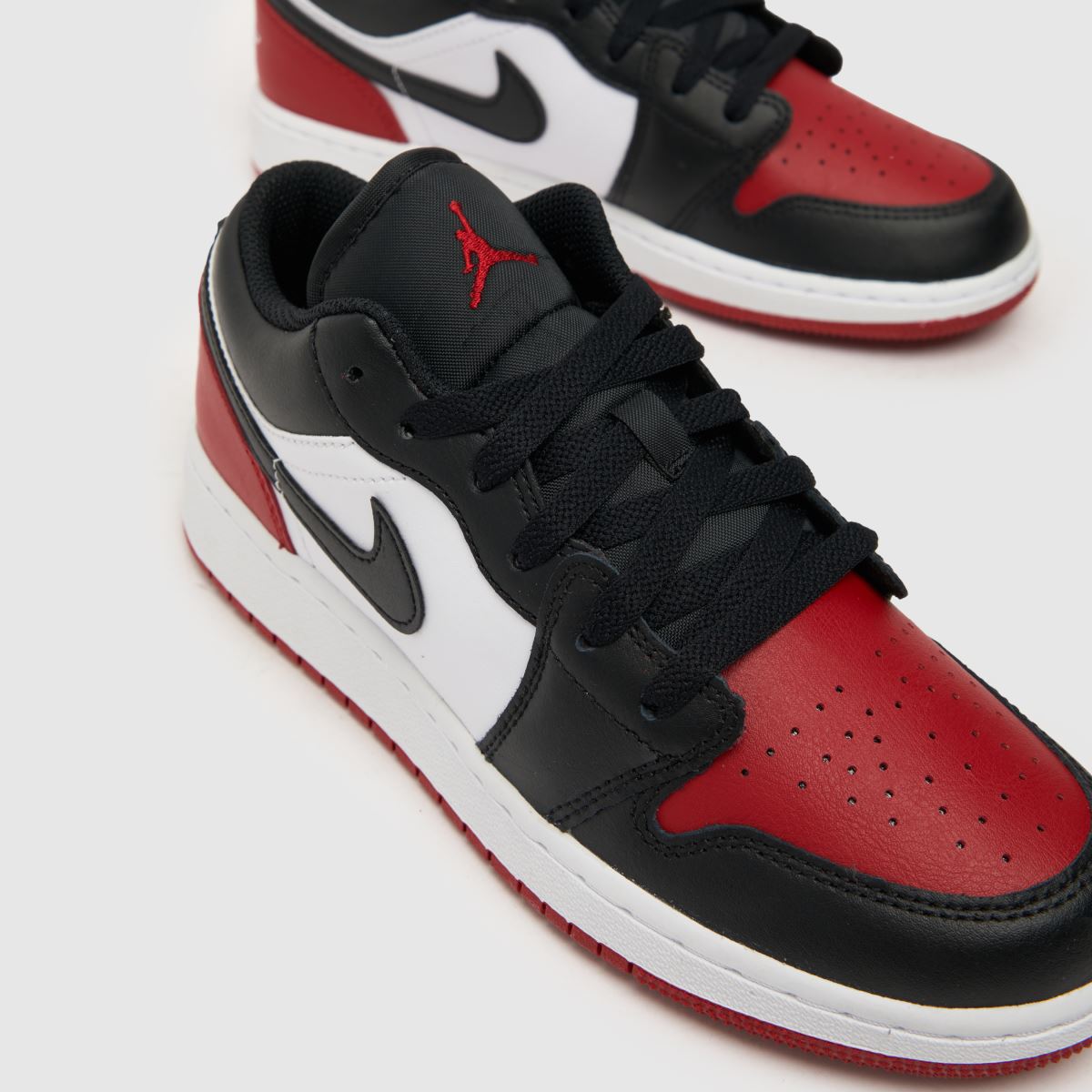 Bíločerné chlapecké tenisky Nike Jordan 1 Low pro mládež
