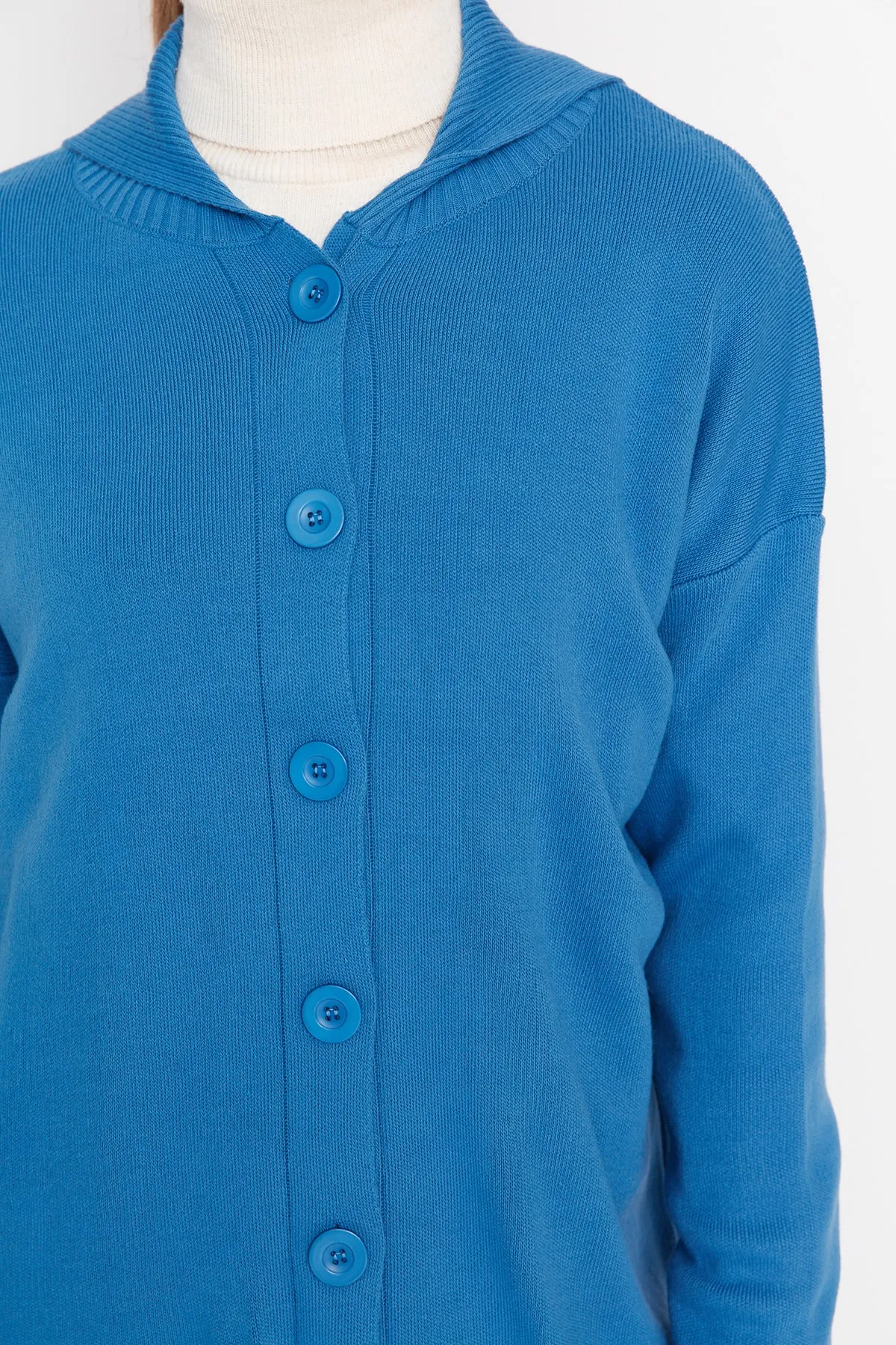 Trendyol Modest  Blaues Strickset mit Cardigan und Hose und Kragendetail TCTAW23US00100
