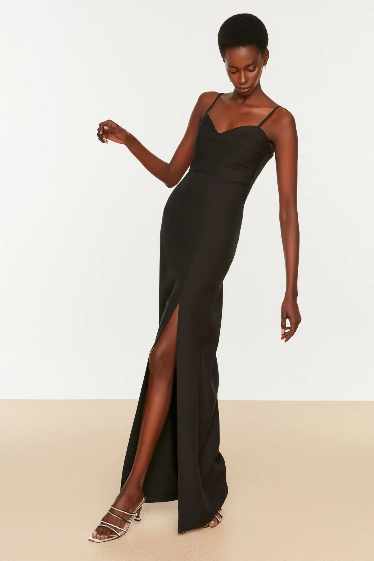 Trendyol Collection  Schwarzes, gefüttertes, gewebtes, langes Abendkleid TPRSS20AE0295