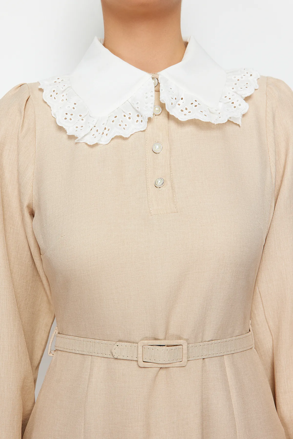 Trendyol Modest  Beigefarbenes, gewebtes Kleid in A-Linie mit Kragen und Ärmeln und Spitze TCTSS24EB00170