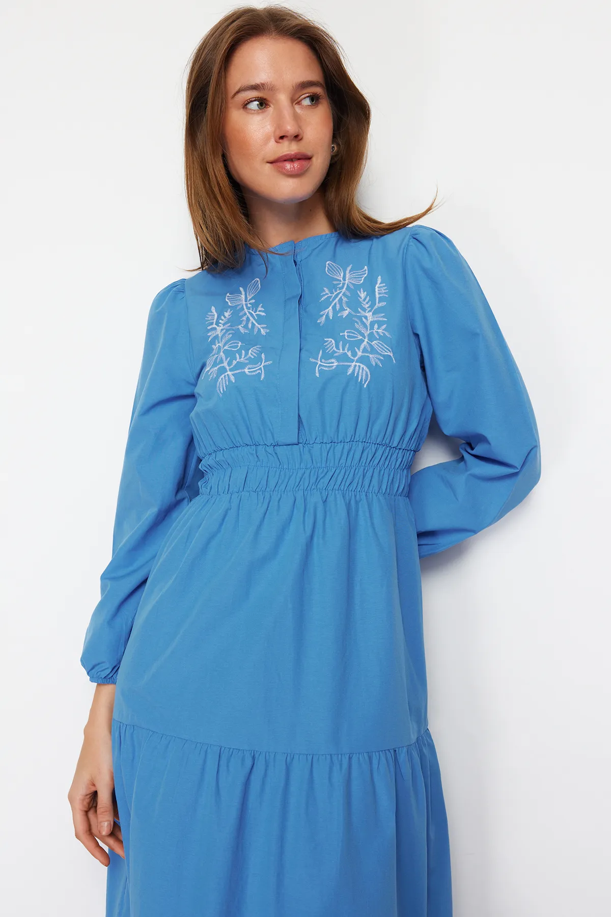 Trendyol Modest  Blaues, besticktes, detailliertes Webkleid TCTSS24EB00138