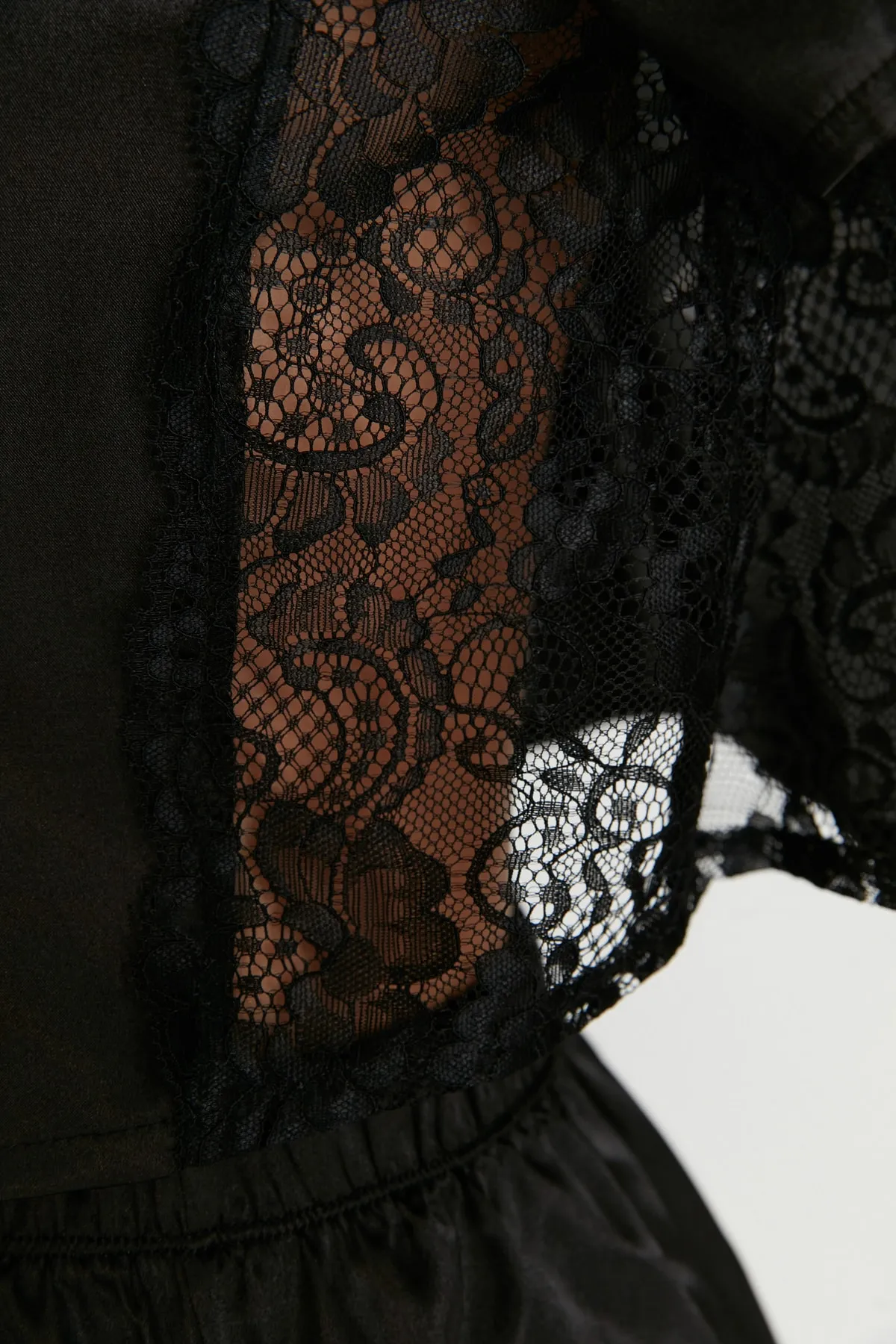 Trendyol Collection  Schwarzes Pyjama-Set aus Satingewebe mit Spitzendetails THMAW23PT00084