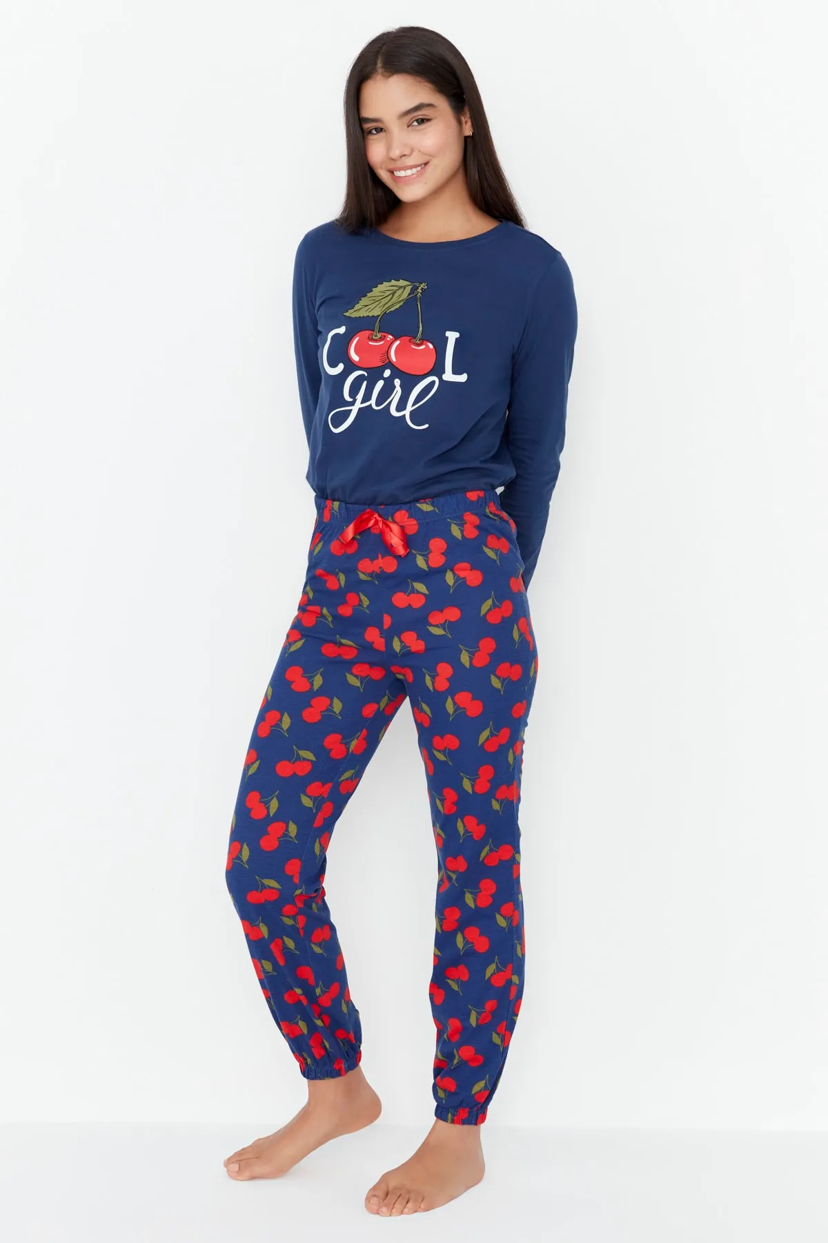 Trendyol Collection  Marineblaues gestricktes Pyjama-Set aus 100 % Baumwolle mit Kirschmuster THMAW23PT00494