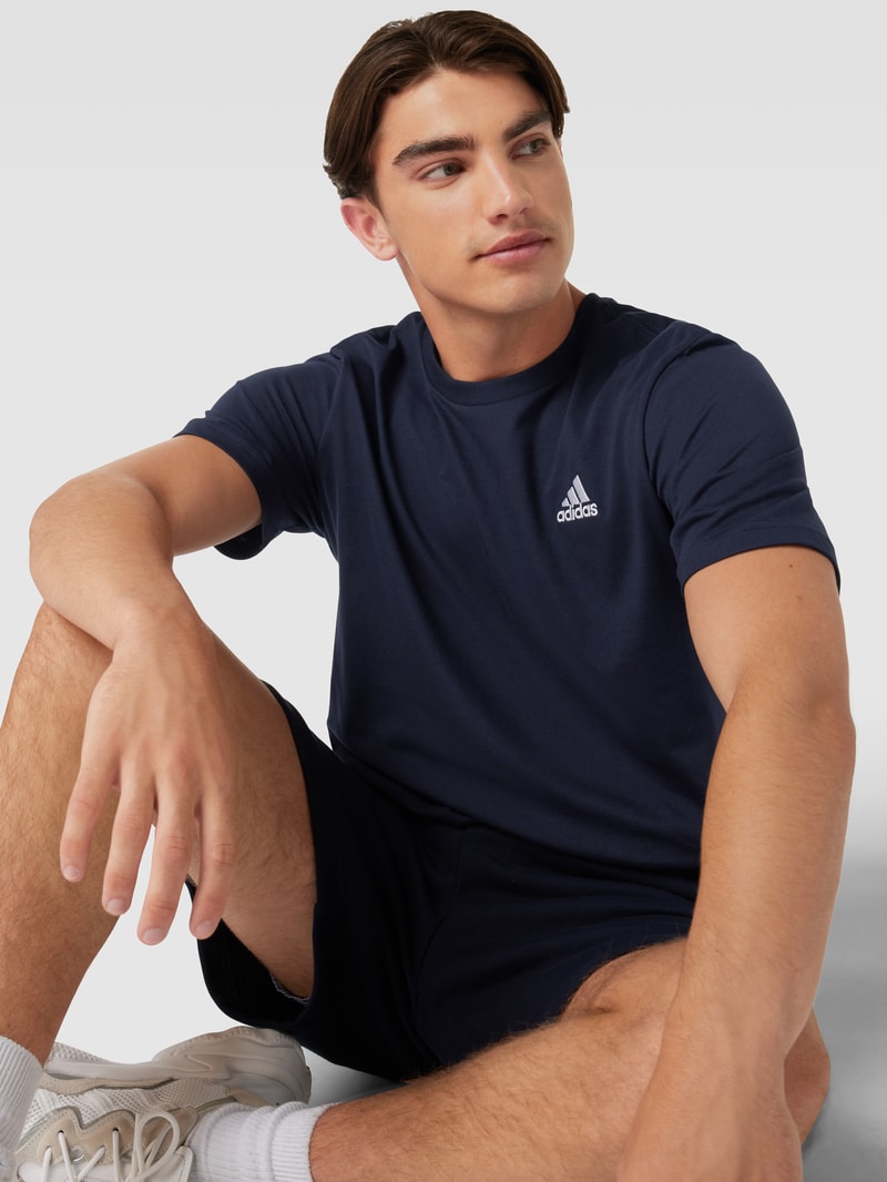 T-Shirt mit Label-Stitching in marineblau