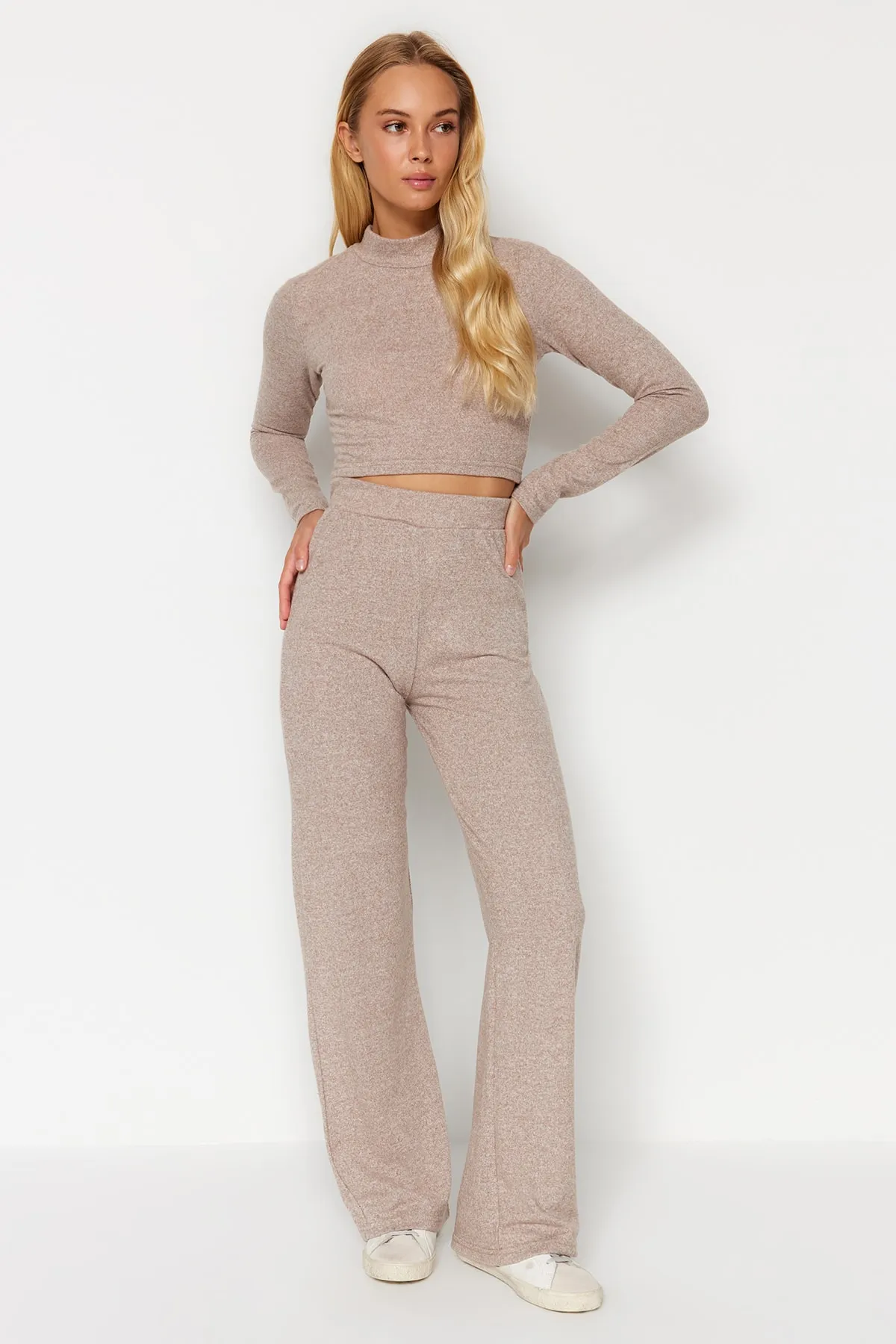 Trendyol Collection  Beiges Set aus weichem Crop-Top und weitem Bein mit Stehkragen und gestricktem Unterteil und Oberteil mit weitem Bein TWOAW24AU00077