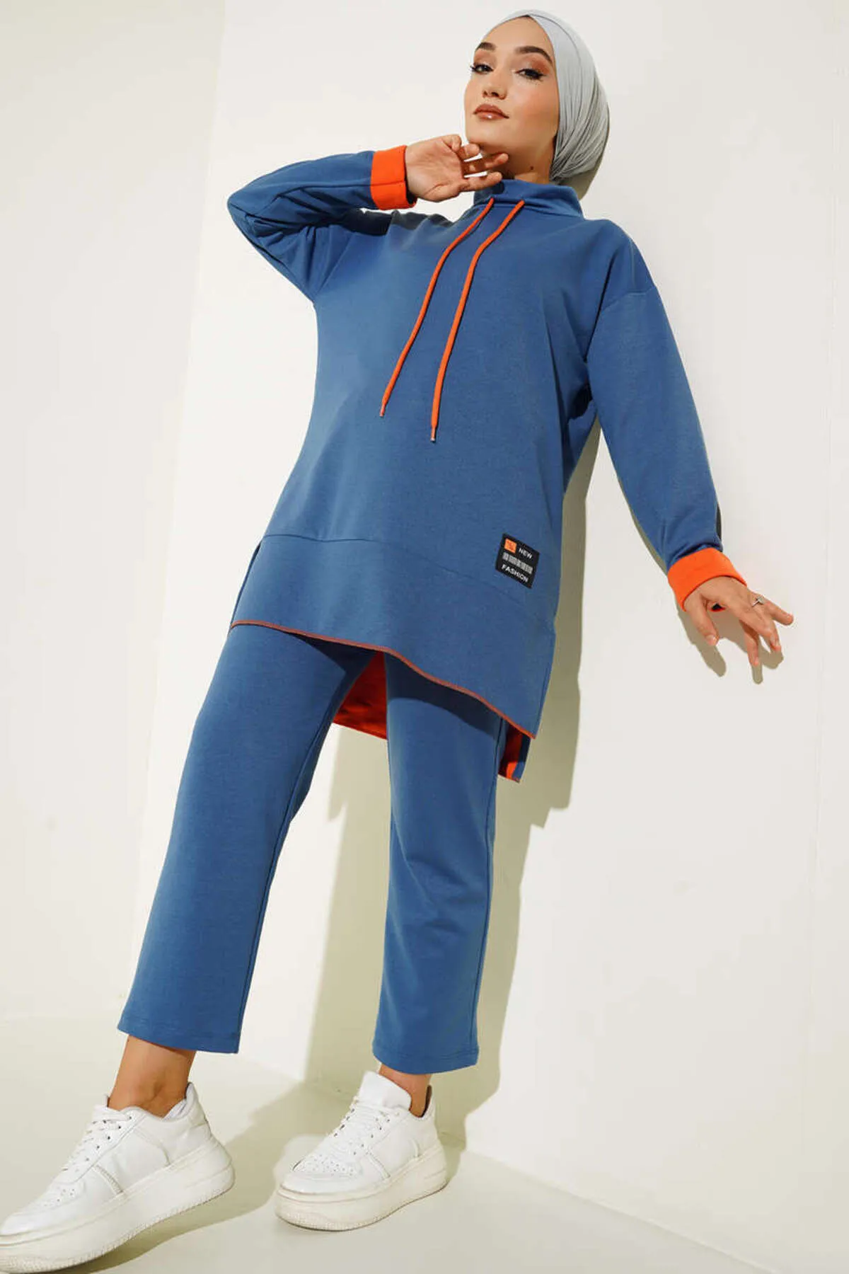 VOLT CLOTHİNG  Damen-Doppelanzug mit Barcode-Emblem