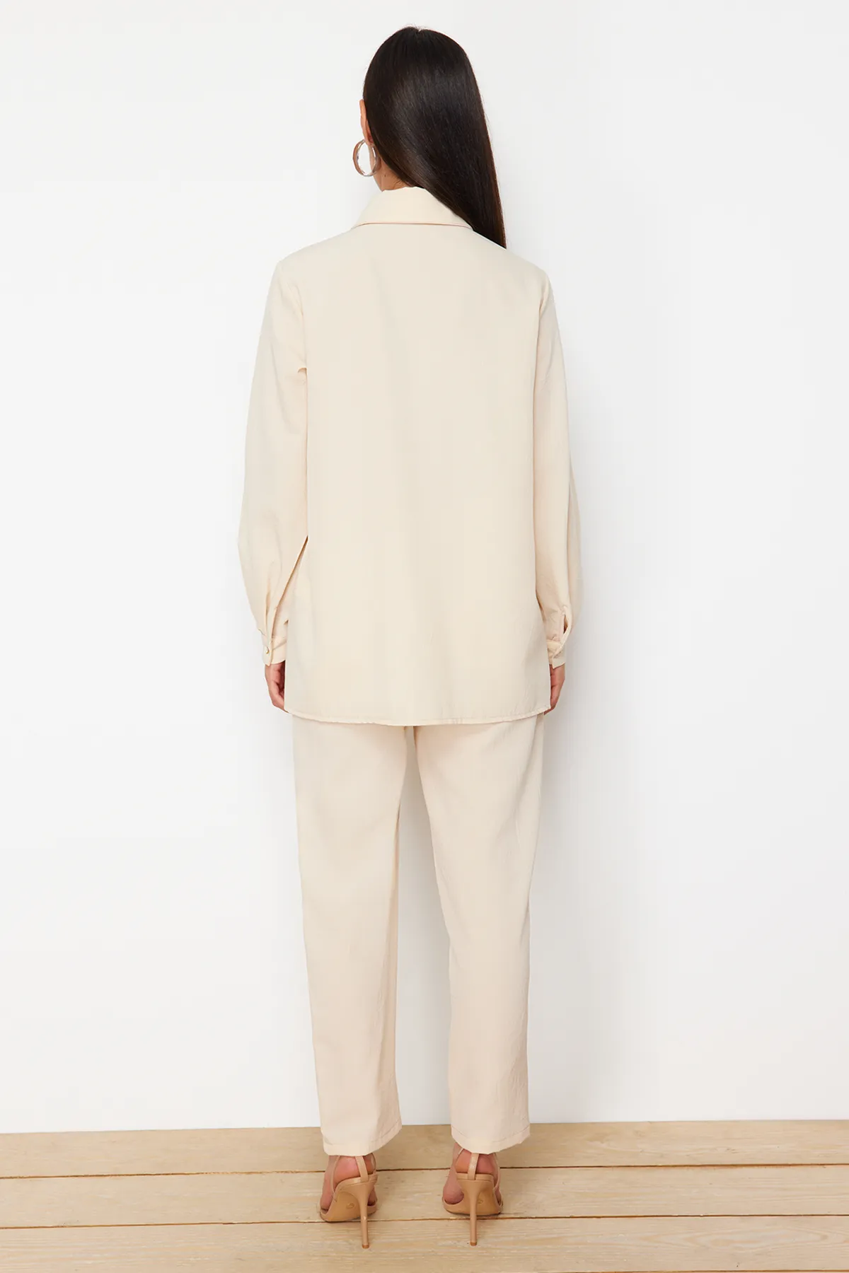 Trendyol Modest  Set aus gewebtem Aerobin-Unterteil und Oberteil in Beige mit Vogelaugenmuster und detailliertem Design TCTSS24US00054