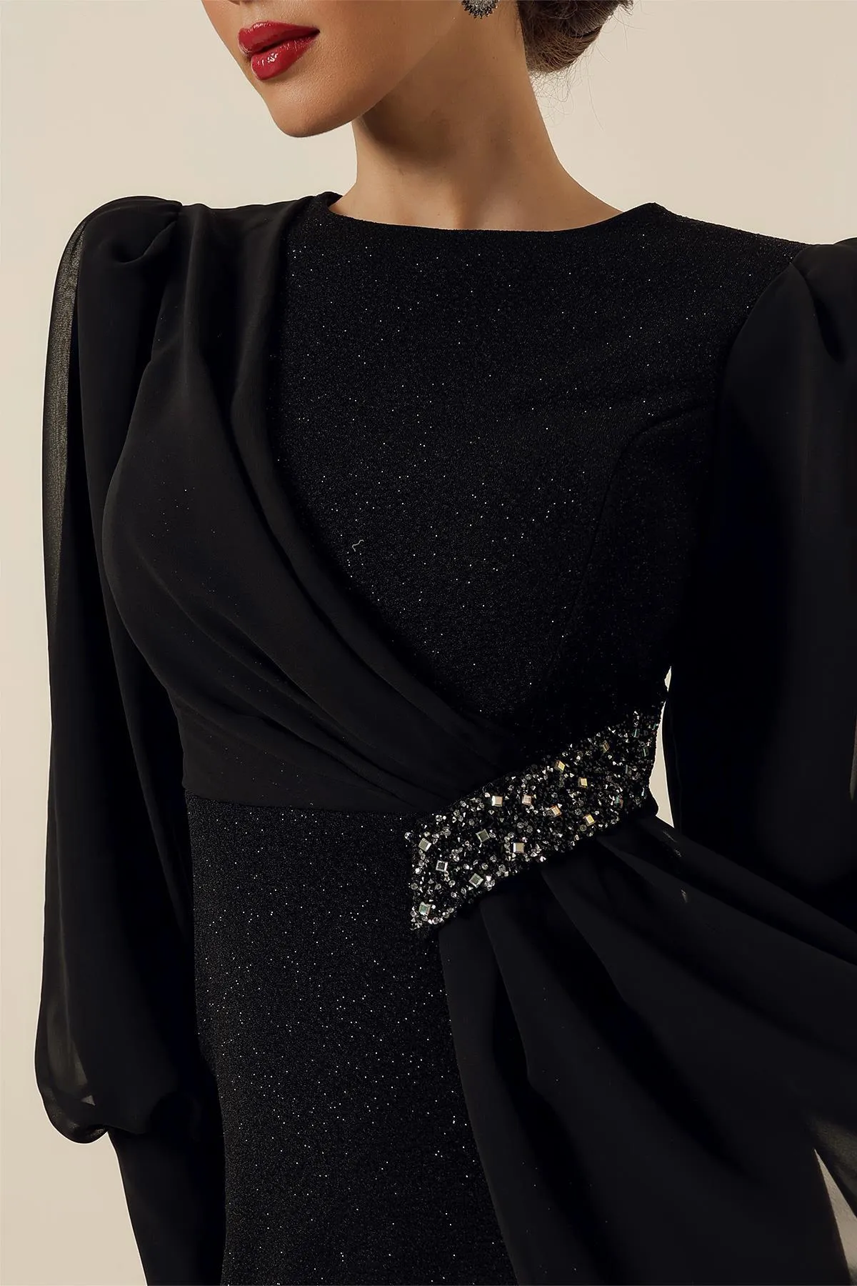 By Saygı  Lycra-Chiffon, detailliertes, gefüttertes, langes, glitzerndes, weites Kleid mit Steinaccessoires an der Taille
