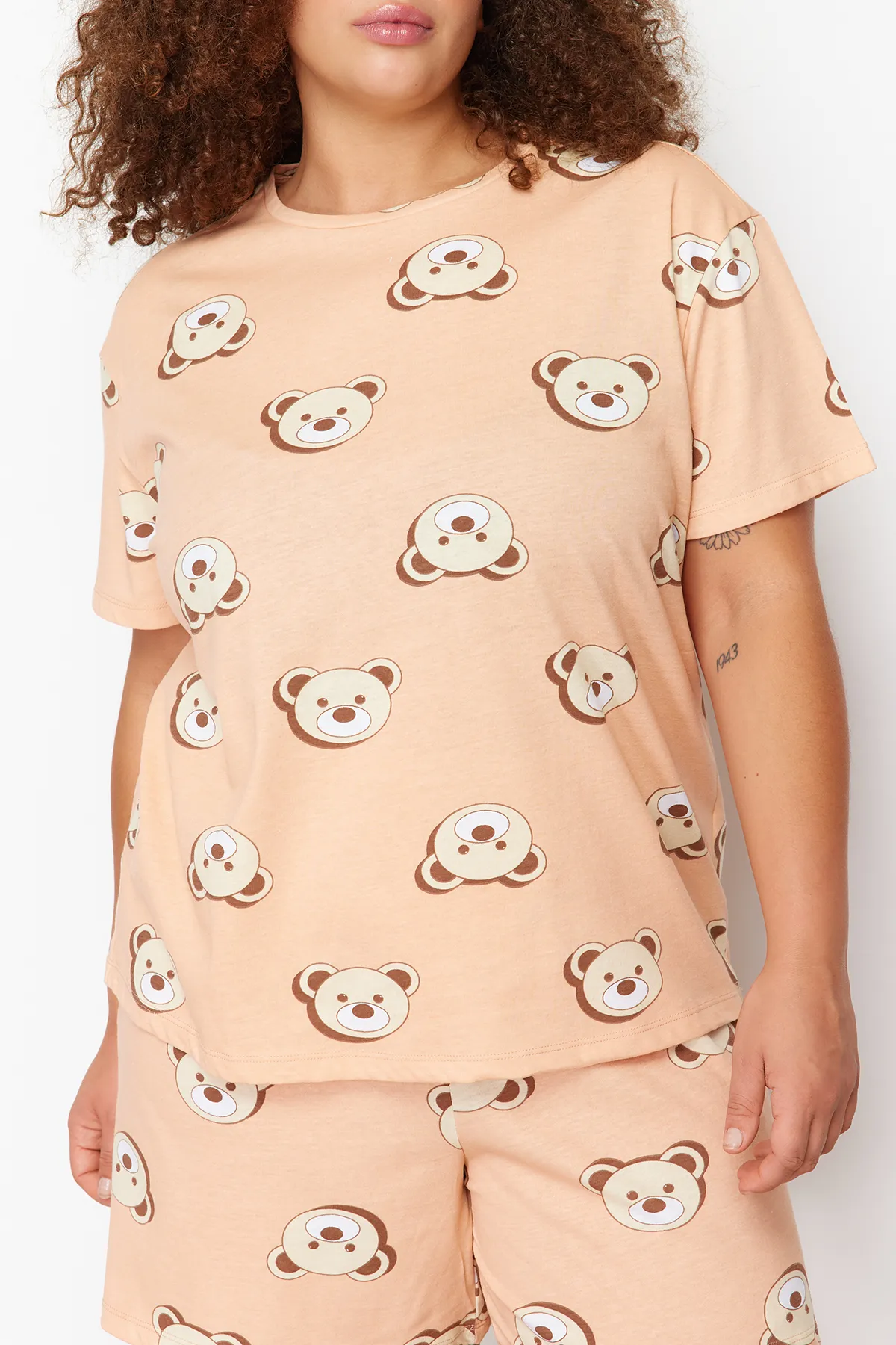 Trendyol Curve  Lachsfarbenes Pyjama-Set aus Baumwollstrick mit Teddybär-Aufdruck TBBSS23AI00022