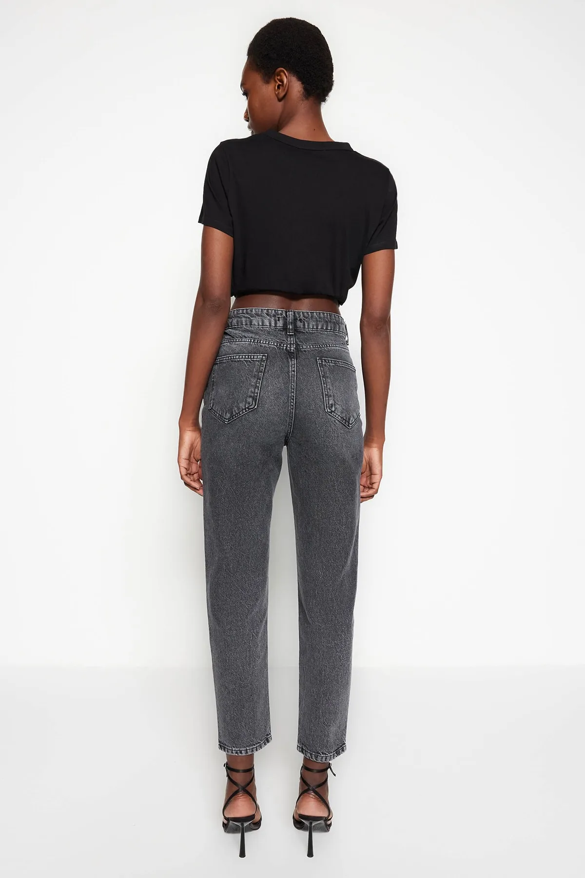 Trendyol Collection  Anthrazitfarbene Mom-Jeans mit hoher Taille TWOSS23JE00085