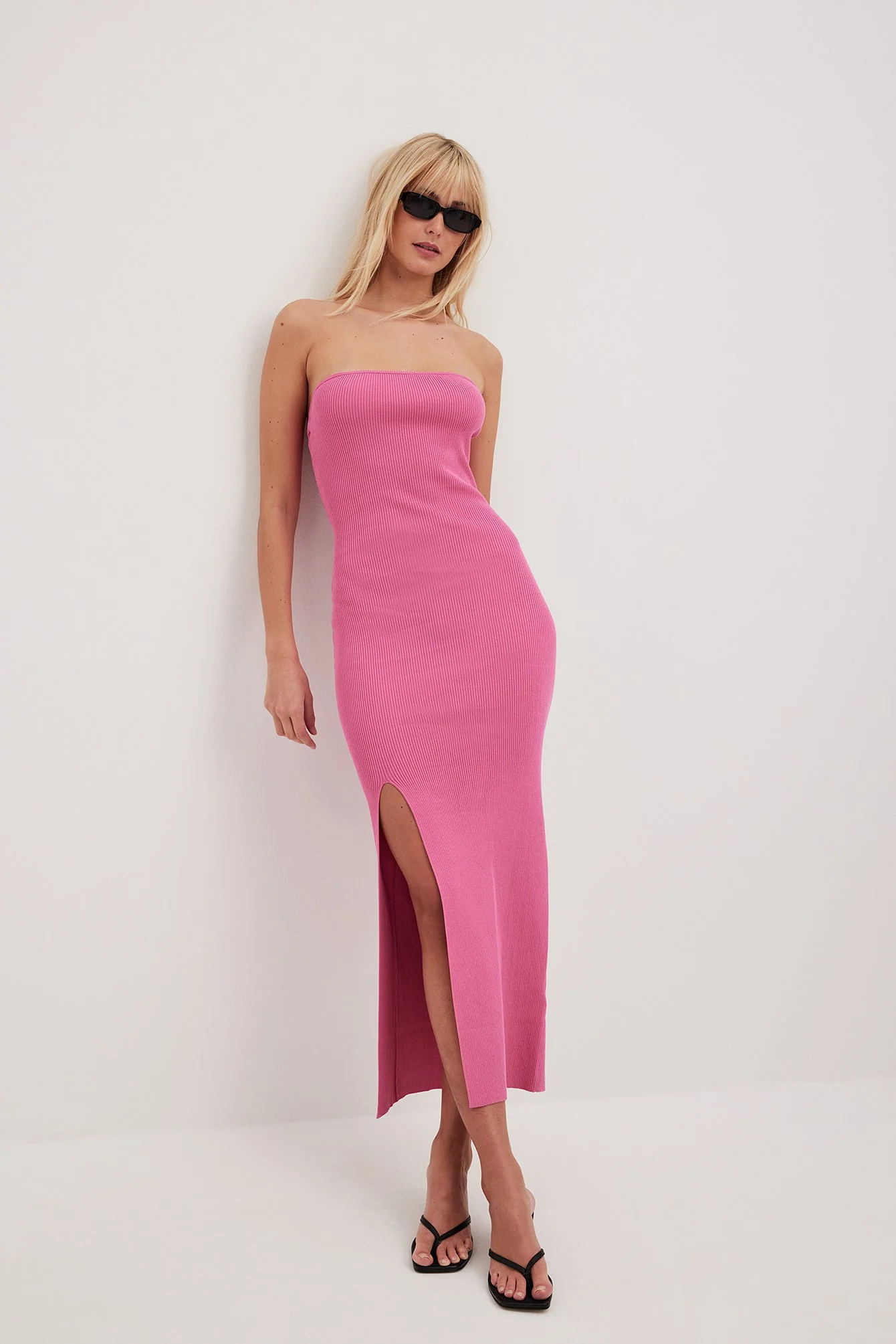 Feingestrickter, hoch geschlitztes Schlauchkleid