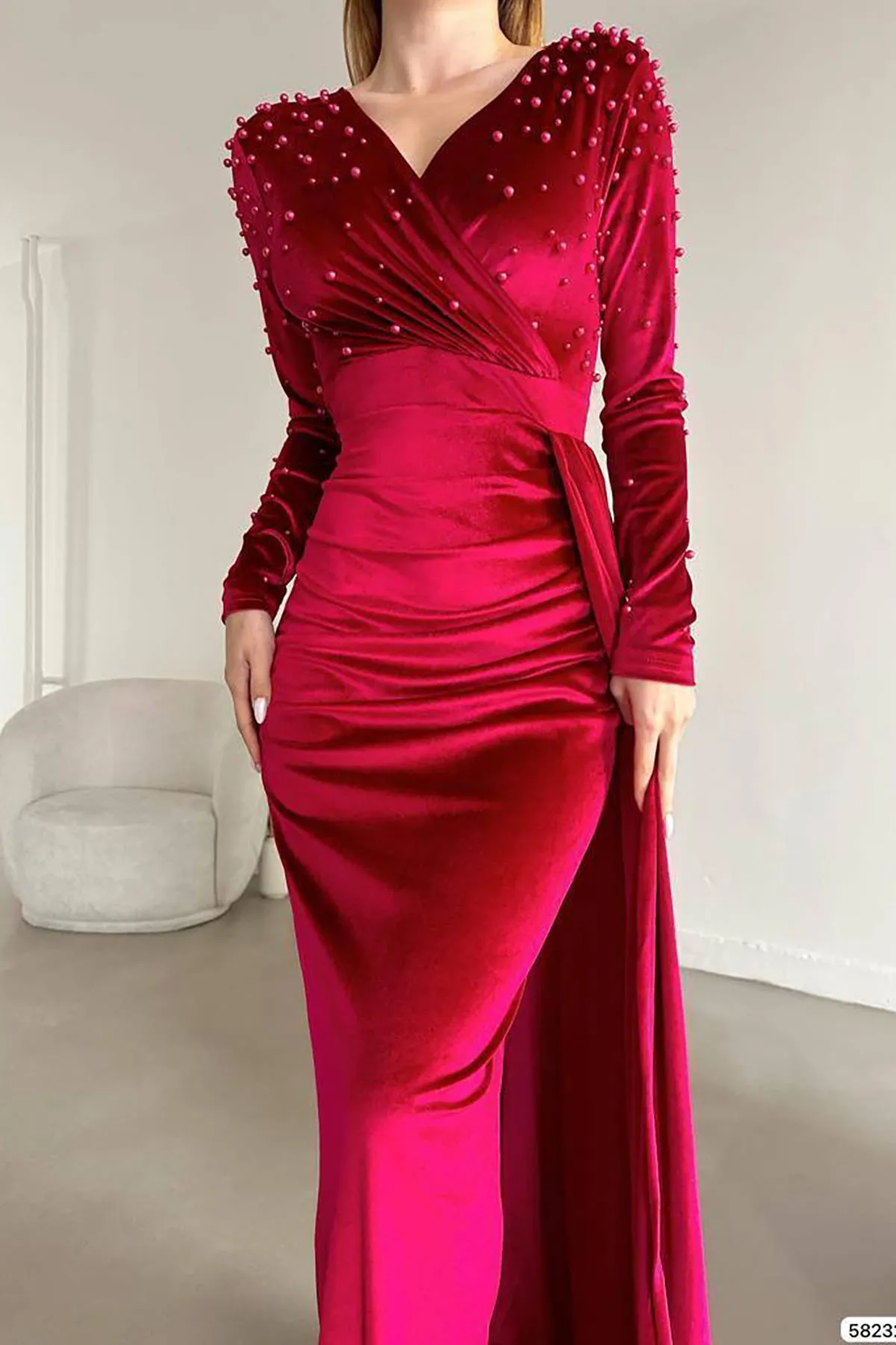 Deafox  Rotes, zweireihiges, langärmliges Maxikleid aus Samt mit Perlenverzierung und Schleppe