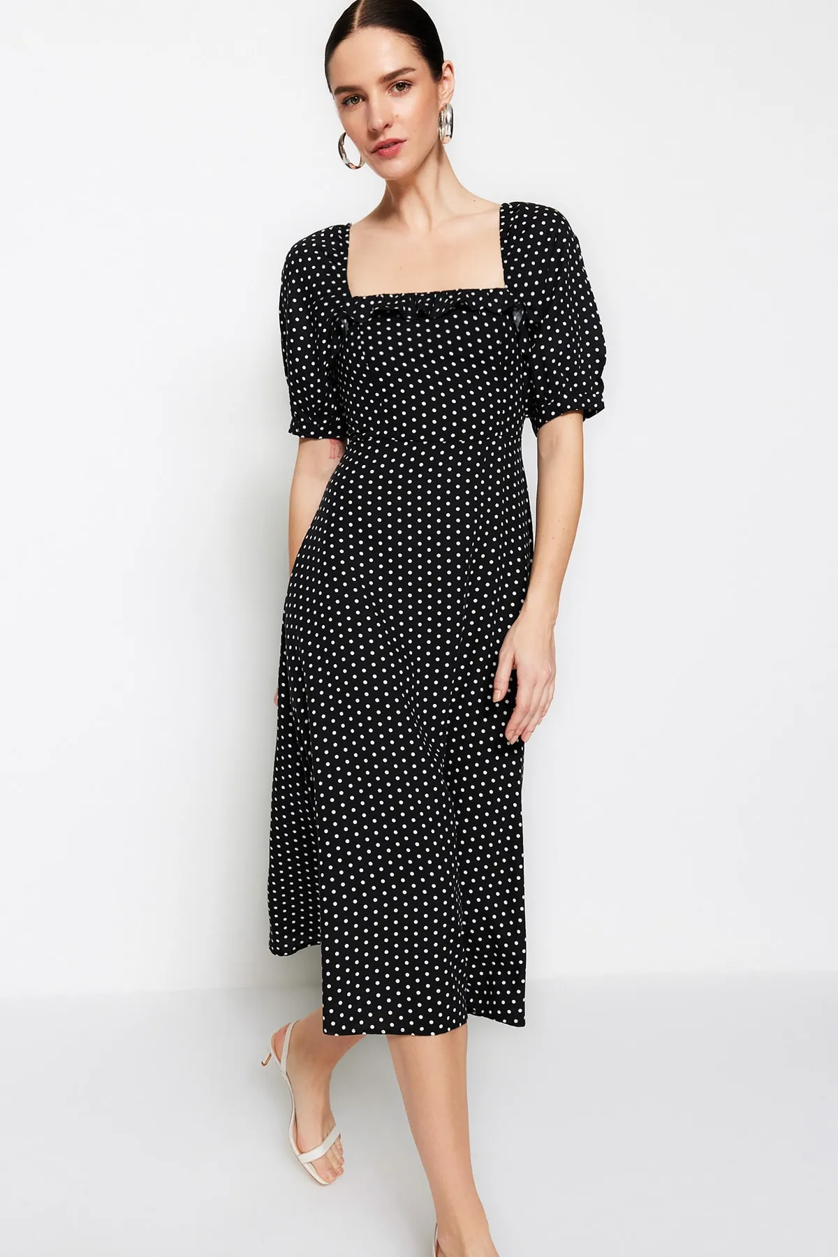 Trendyol Collection  Schwarzes A-Linien-Midikleid mit gewebten Rüschen und Punkten TWOSS21EL0511