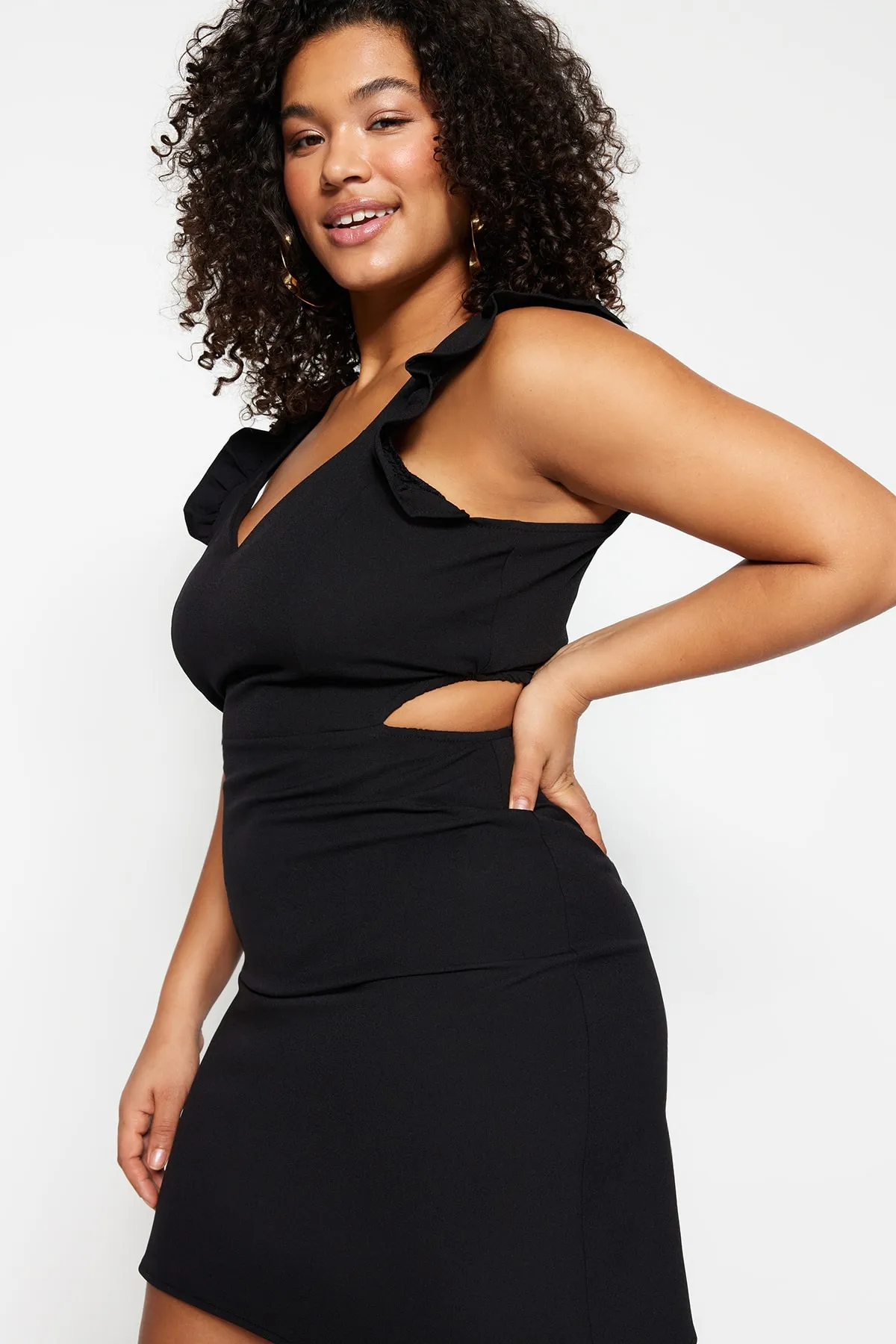 Trendyol Curve  Schwarzes gewebtes Kleid mit Cut-Out-Details und Trägern TBBSS23AH00026