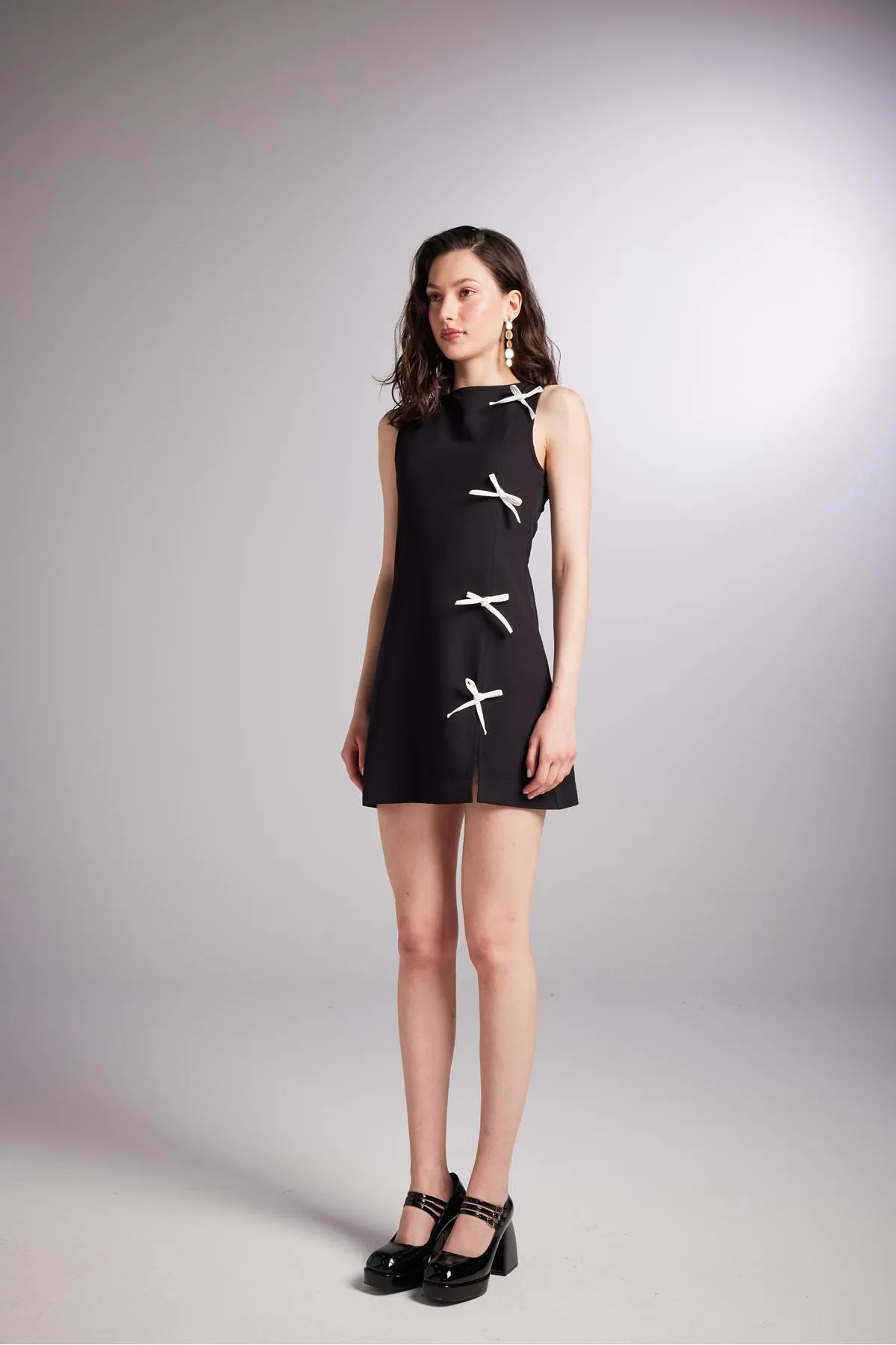 HOLLY LOLLY  Minikleid Nicola mit Schlitz und Schleife in Schwarz