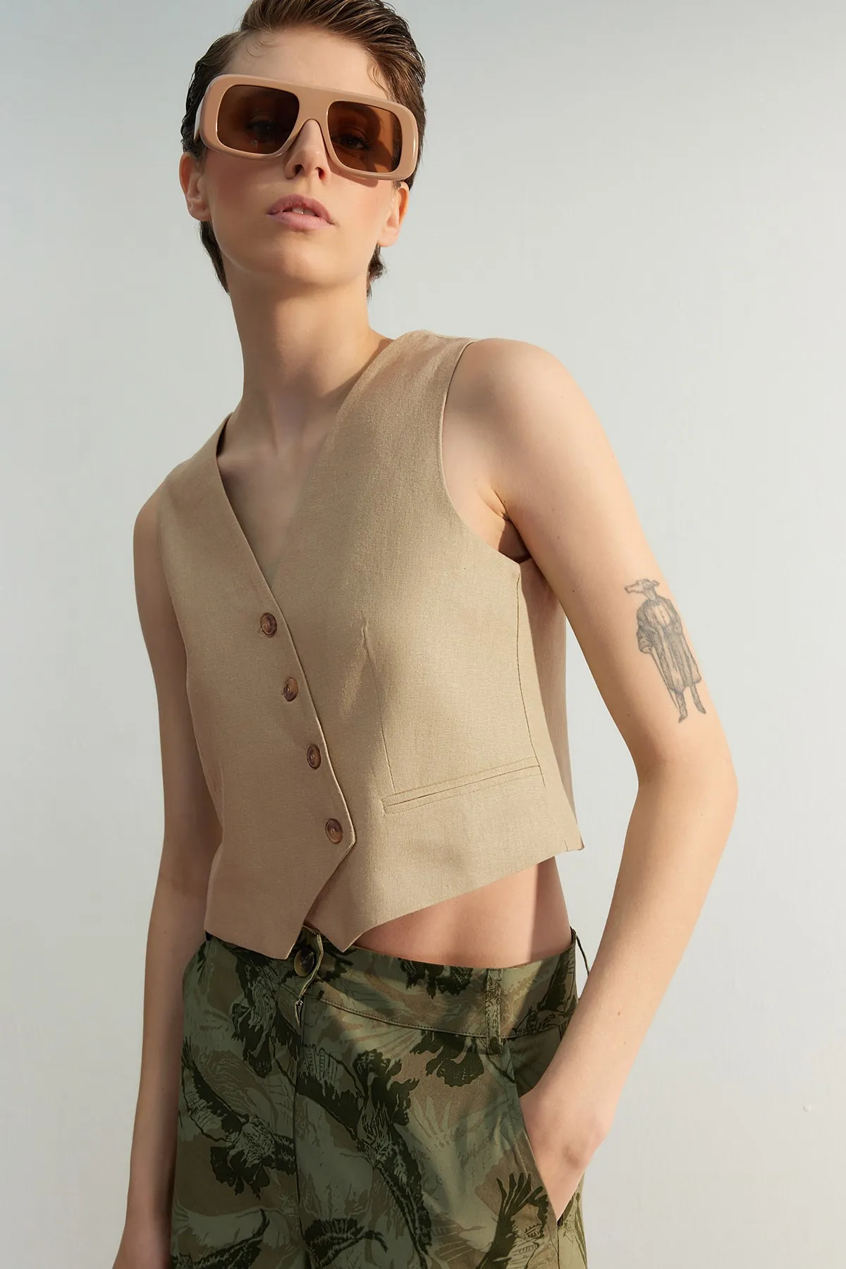 Trendyol Collection  Beige taillierte Weste mit Knöpfen und detailliertem, bauchfreiem, gewebtem Leinen-Look TWOSS23YE00016