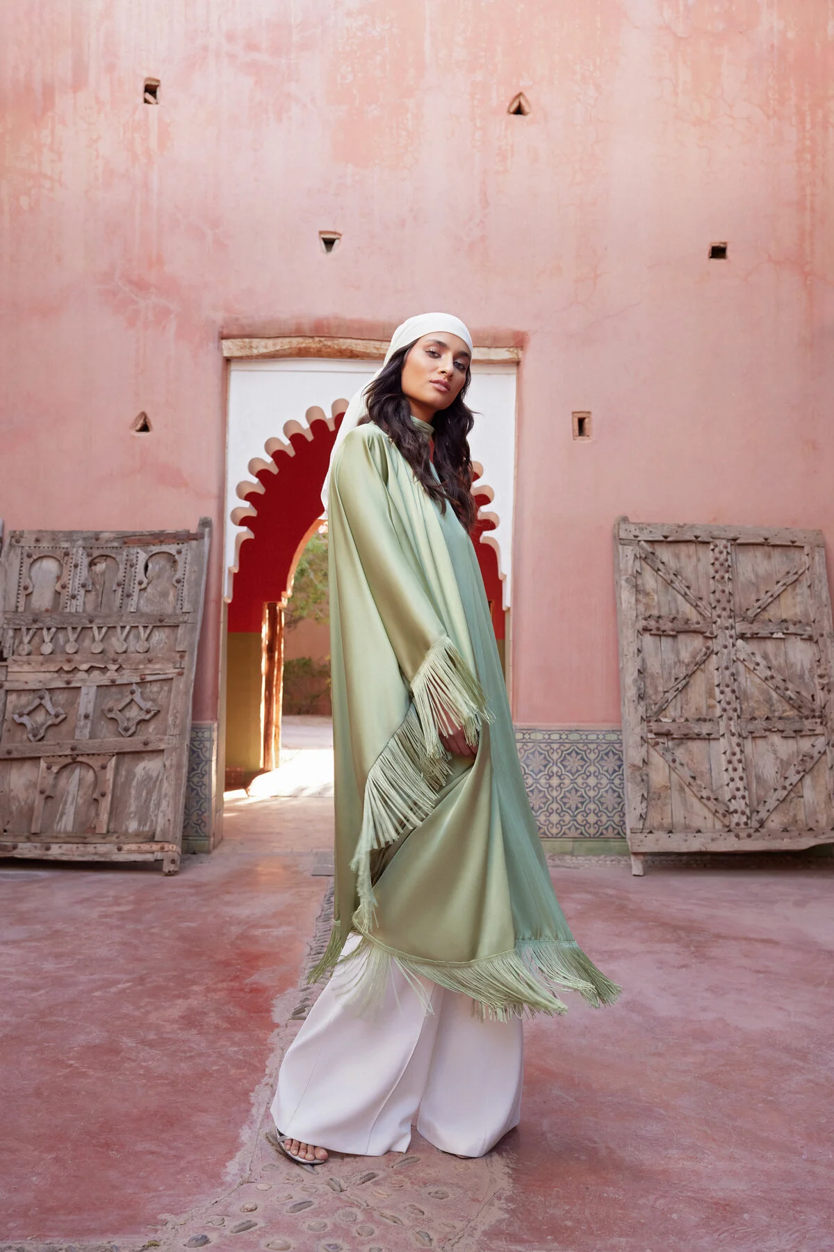 Trendyol Modest  Khakifarbenes Kaftan-Abendkleid aus Satin mit Quasten und Details TCTSS24DB00038