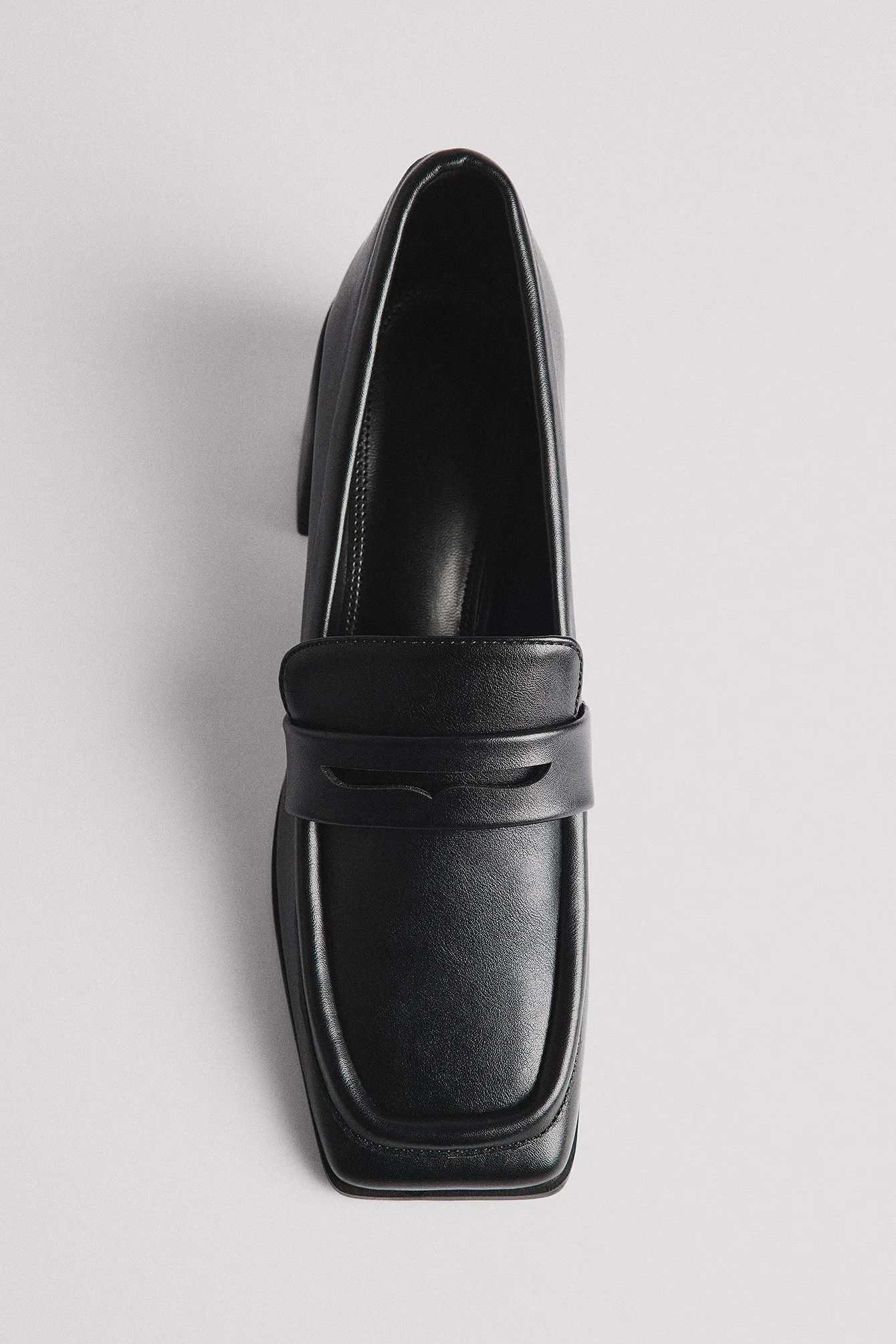Loafers mit Absatz und quadratischer Zehe
