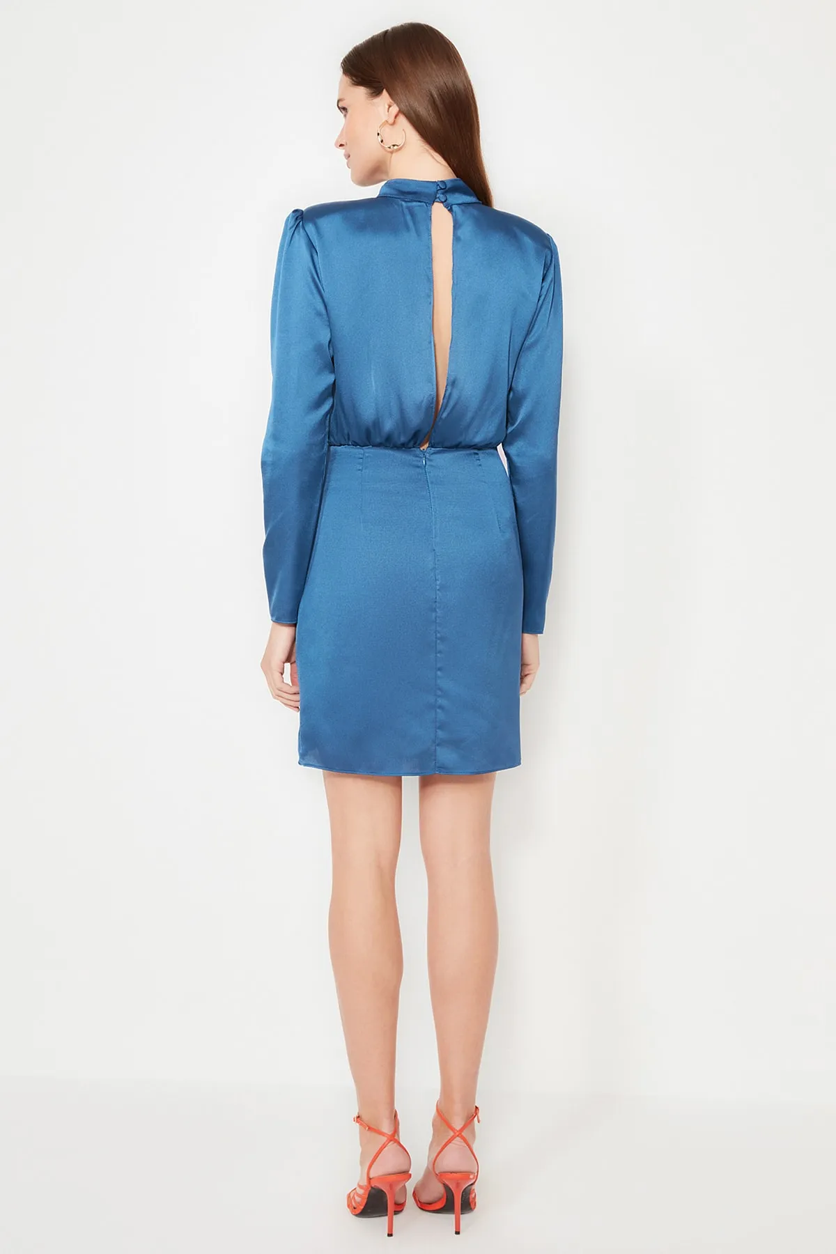 Trendyol Collection  Saks Zweireihiges Abendkleid aus gewebtem Satin TPRAW22EL1217