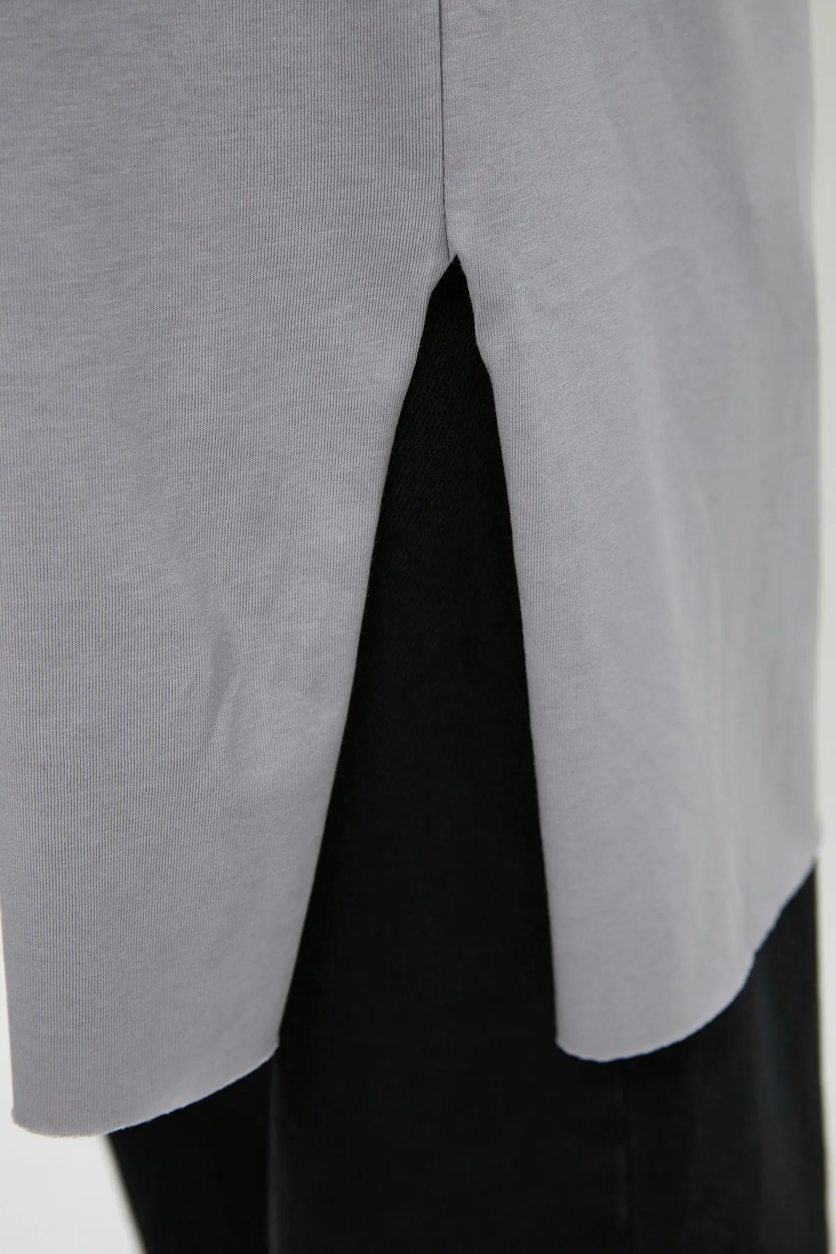 Trendyol Modest  Graues Basic-Kurzarm-Single-Jersey-T-Shirt mit Schlitz aus 100 % Baumwolle TCTSS21TN0056