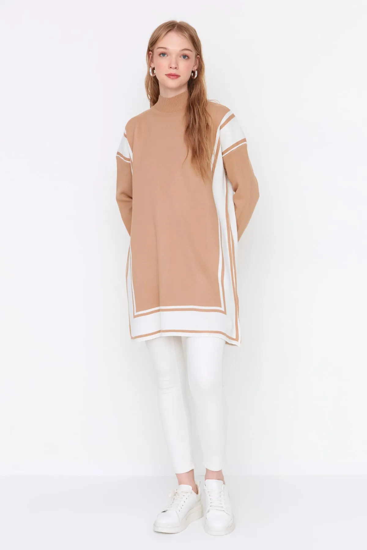 Trendyol Modest  Braun gestreifter Strickpullover mit hohem Kragen TCTAW22AK0163