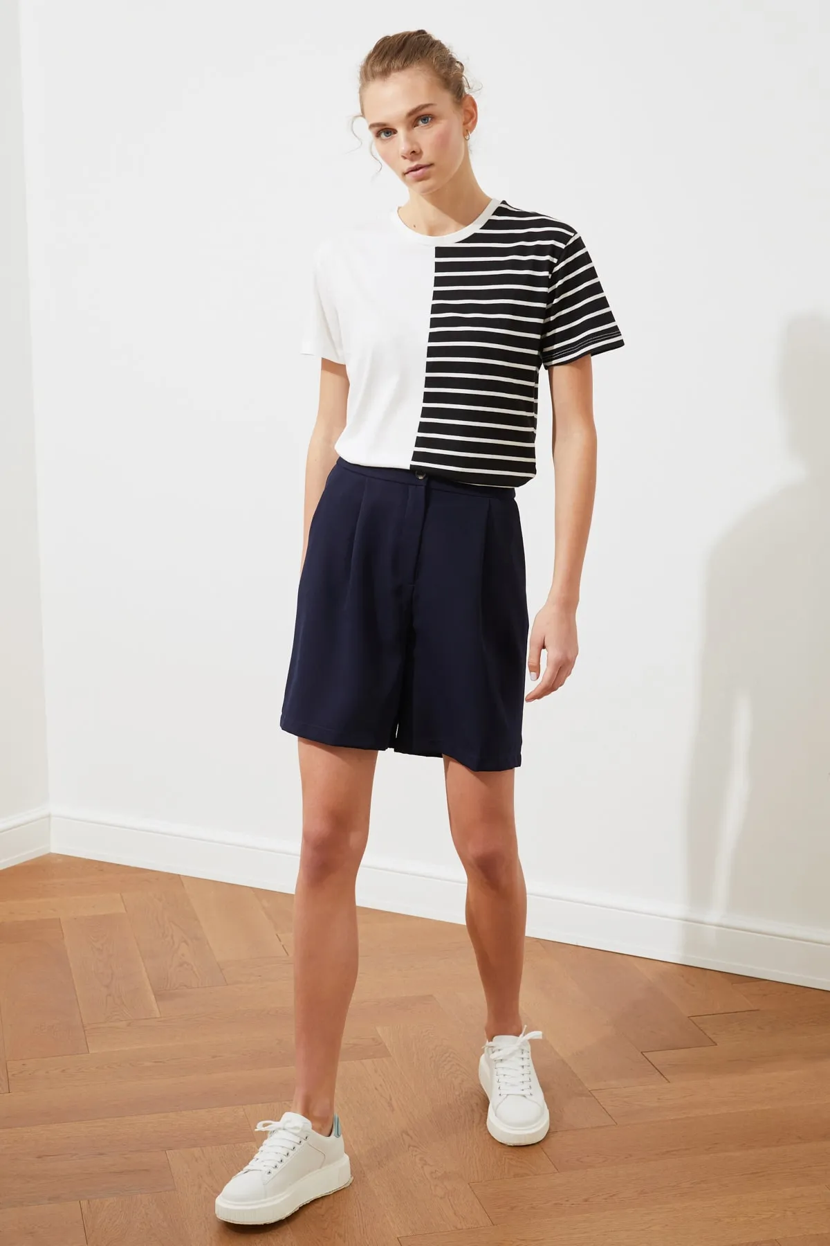 Trendyol Collection  Marineblaue, gewebte Shorts mit normaler Passform und Taschen TWOSS19WX0108