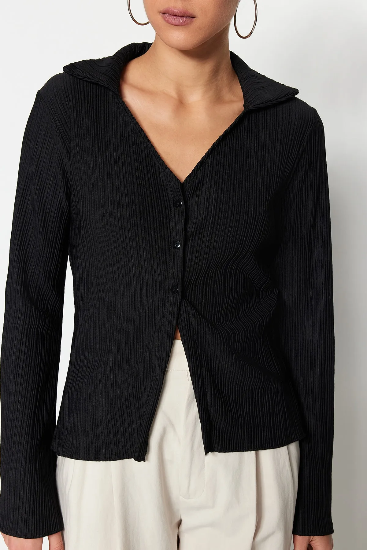 Trendyol Collection  Schwarzes Strickhemd mit ausgestellten Ärmeln und Falten und Knöpfen TWOSS23GO00165
