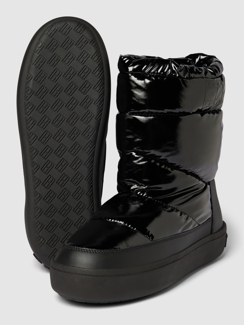 Boots mit Steppnähten und Label-Detail in schwarz