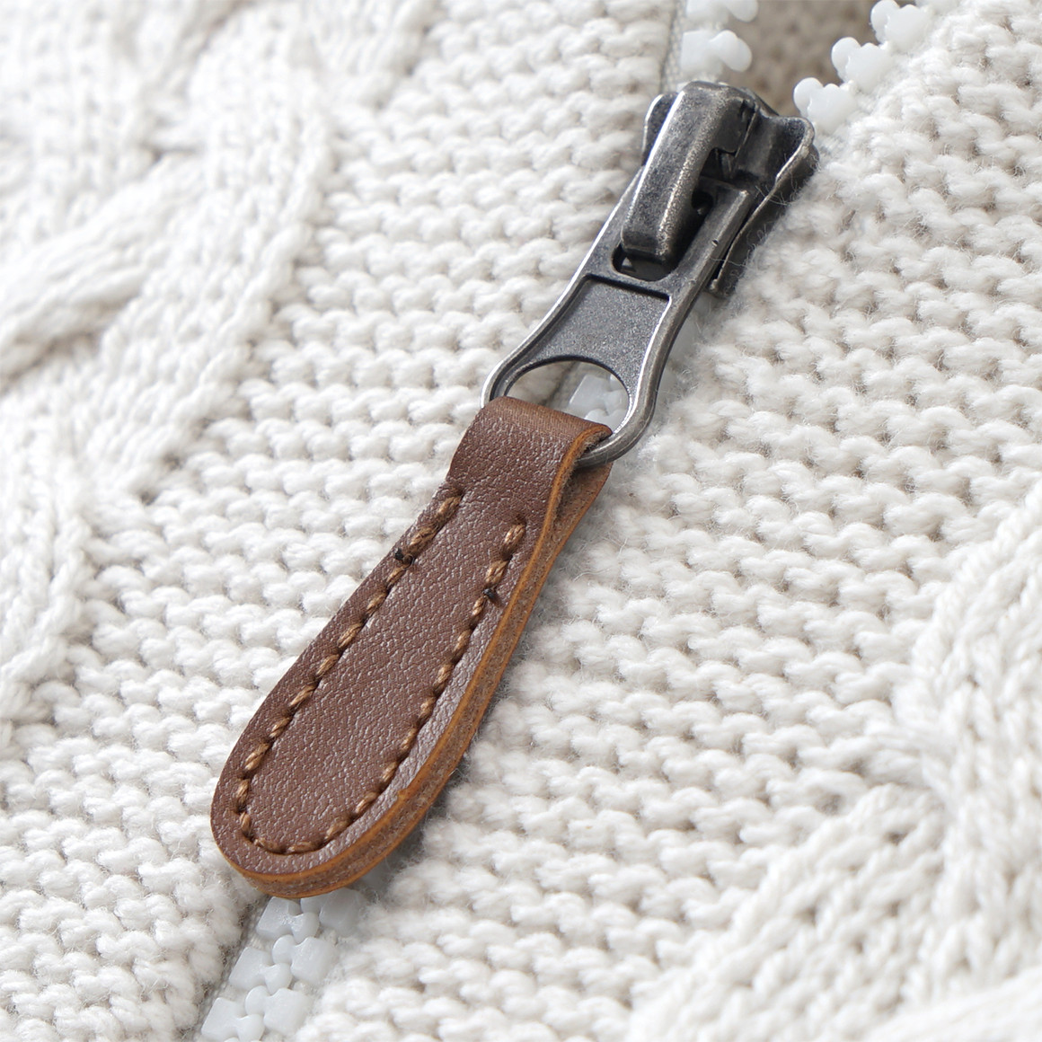 Jungen Strickpullover mit Zopfmuster