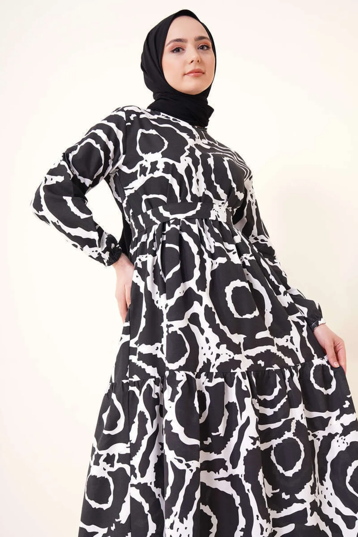 benguen  447 Gemustertes Hijab-Kleid Schwarz