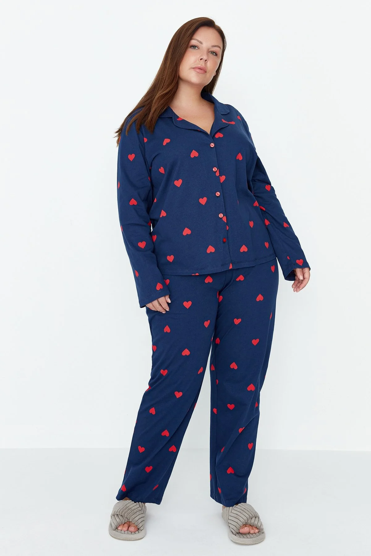 Trendyol Curve  Marineblaues Strick-Pyjama-Set mit Hemdkragen und Herzmuster TBBAW23AI00019