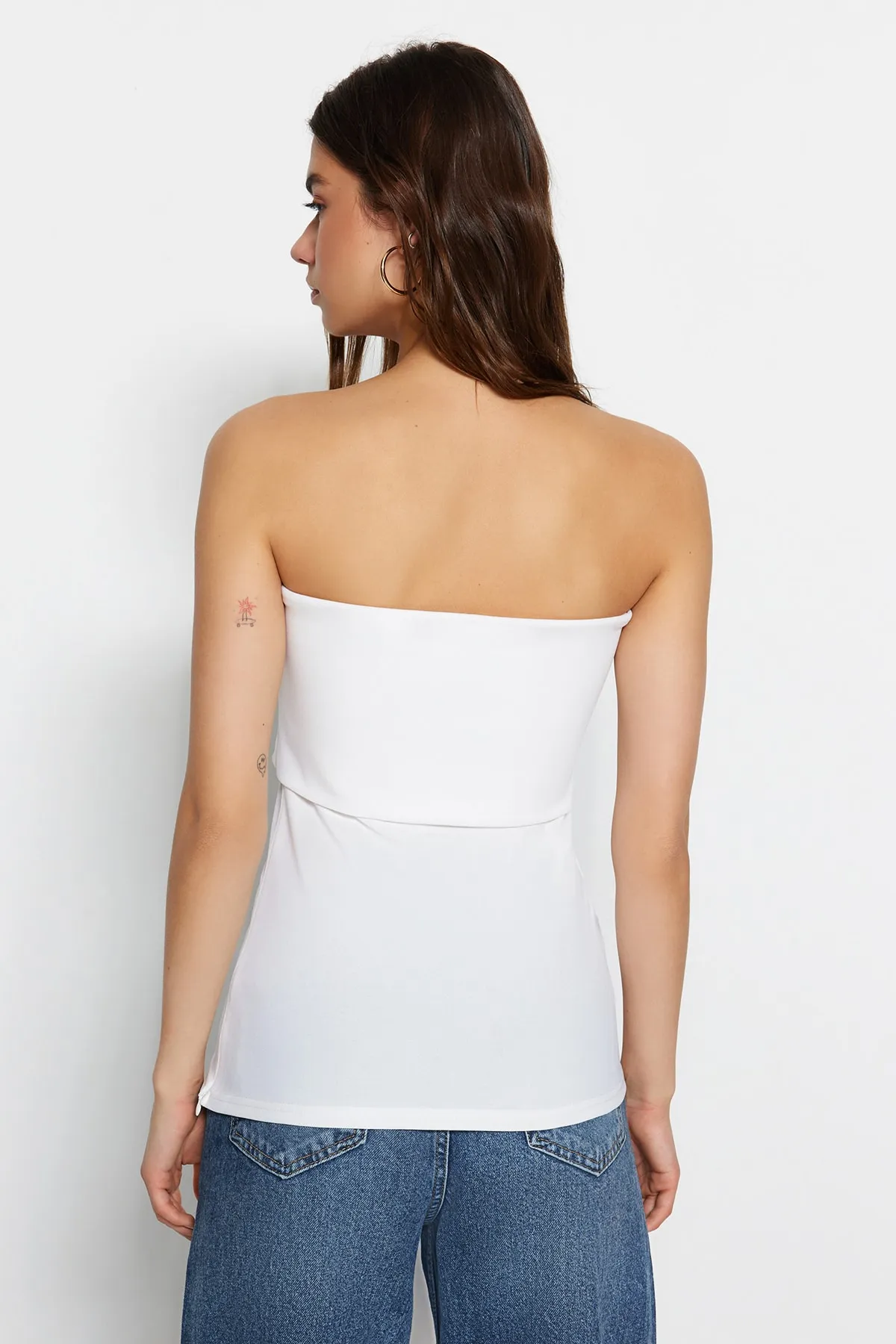 Trendyol Collection  Weiße Krepp-Strickbluse mit trägerlosem Kragen und seitlichem Reißverschluss TWOSS23BZ00928