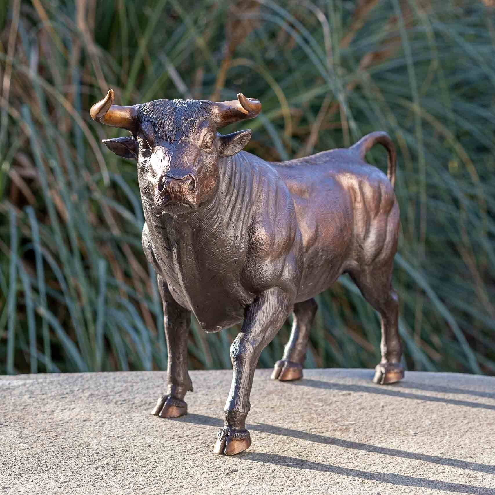 IDYL Gartenfigur IDYL Bronze-Skulptur Stier, Bronze – sehr robust – Langlebig – witterungsbeständig gegen Frost, Regen und UV-Strahlung. Die Modelle werden in Wachsausschmelzverfahren in Bronze gegossen und von Hand patiniert.