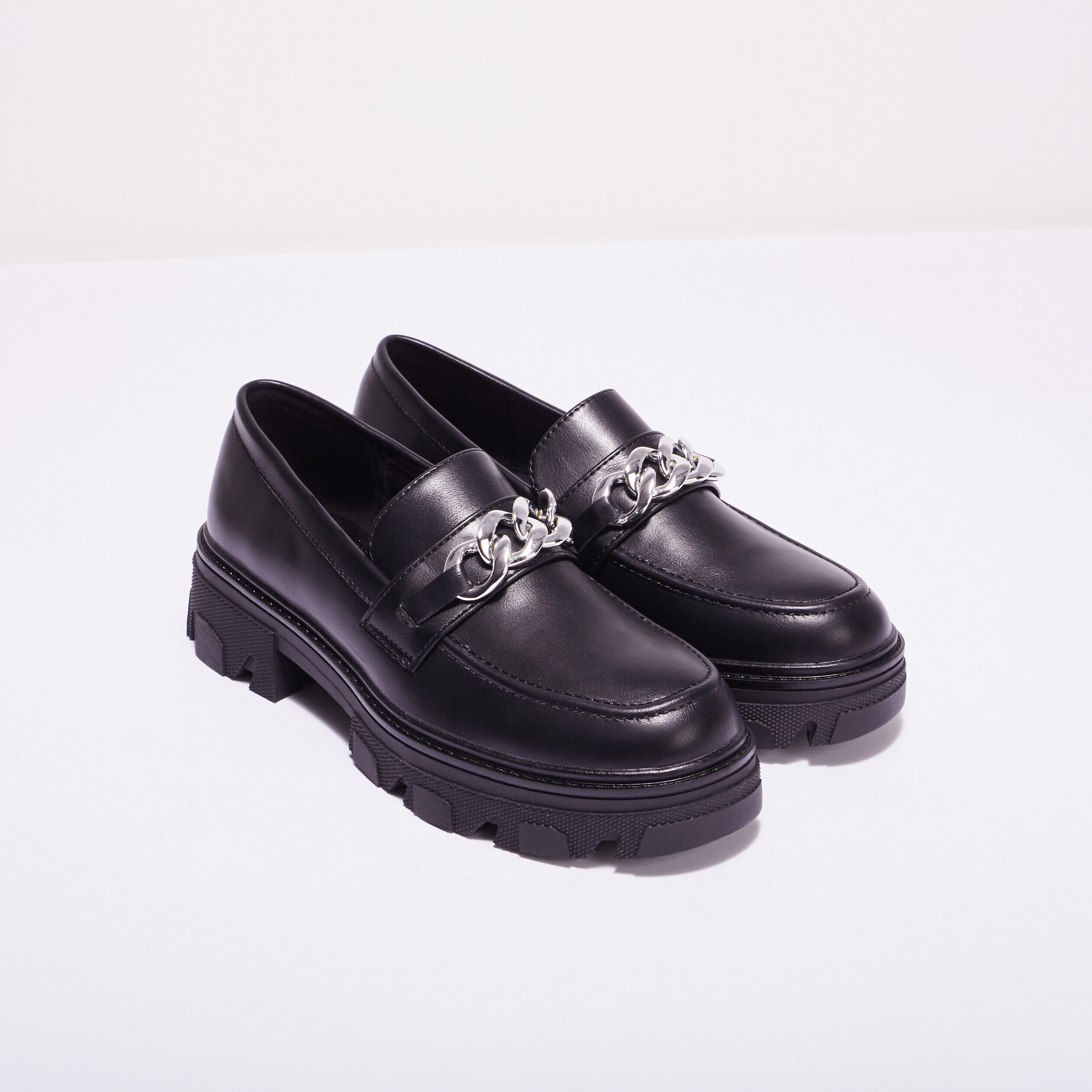 Mocassins crantés avec chaînes noir femme | Cache Cache