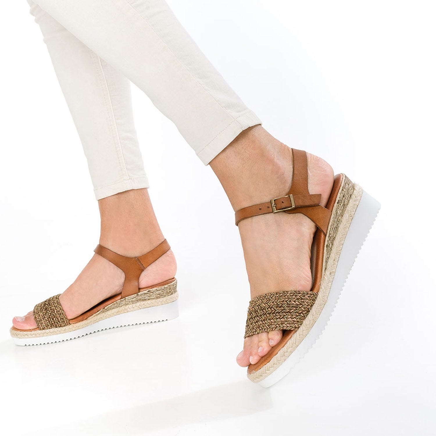 Sandale cognac en cuir avec bride tressée
