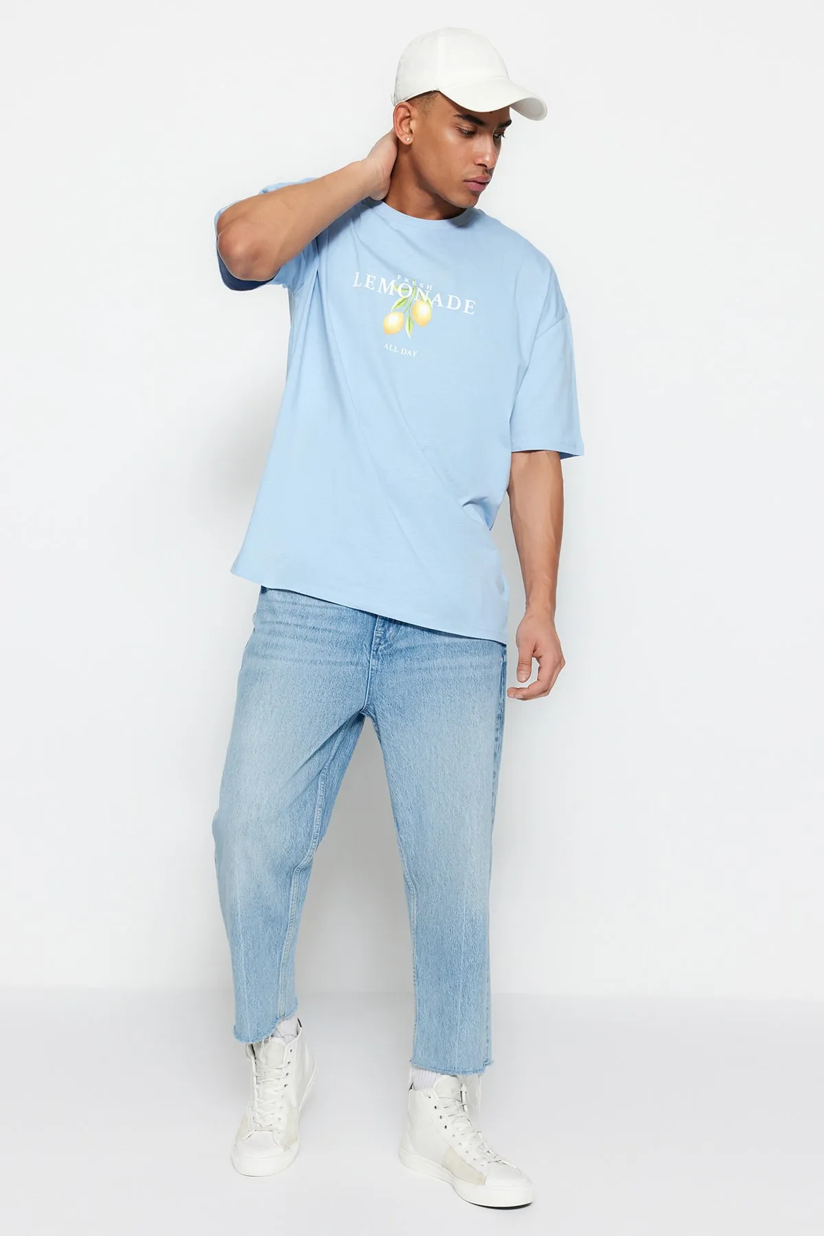 Trendyol Collection  Hellblaues Unisex-T-Shirt in Übergröße/Weitschnitt mit Rundhalsausschnitt und kurzen Ärmeln, bedruckt TMNSS23TS00089