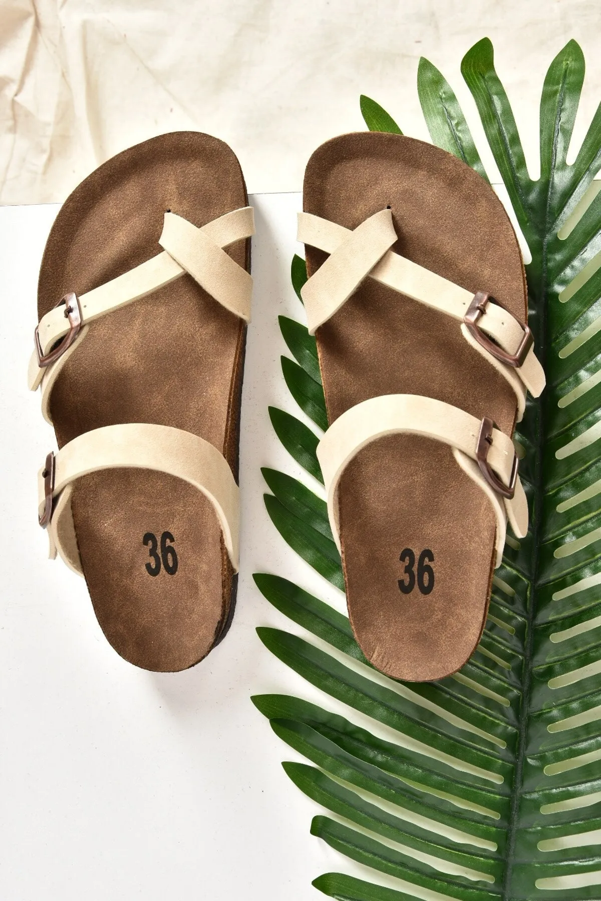 Fox Shoes  Beige Wildleder-Flip-Flops für Damen K777613402
