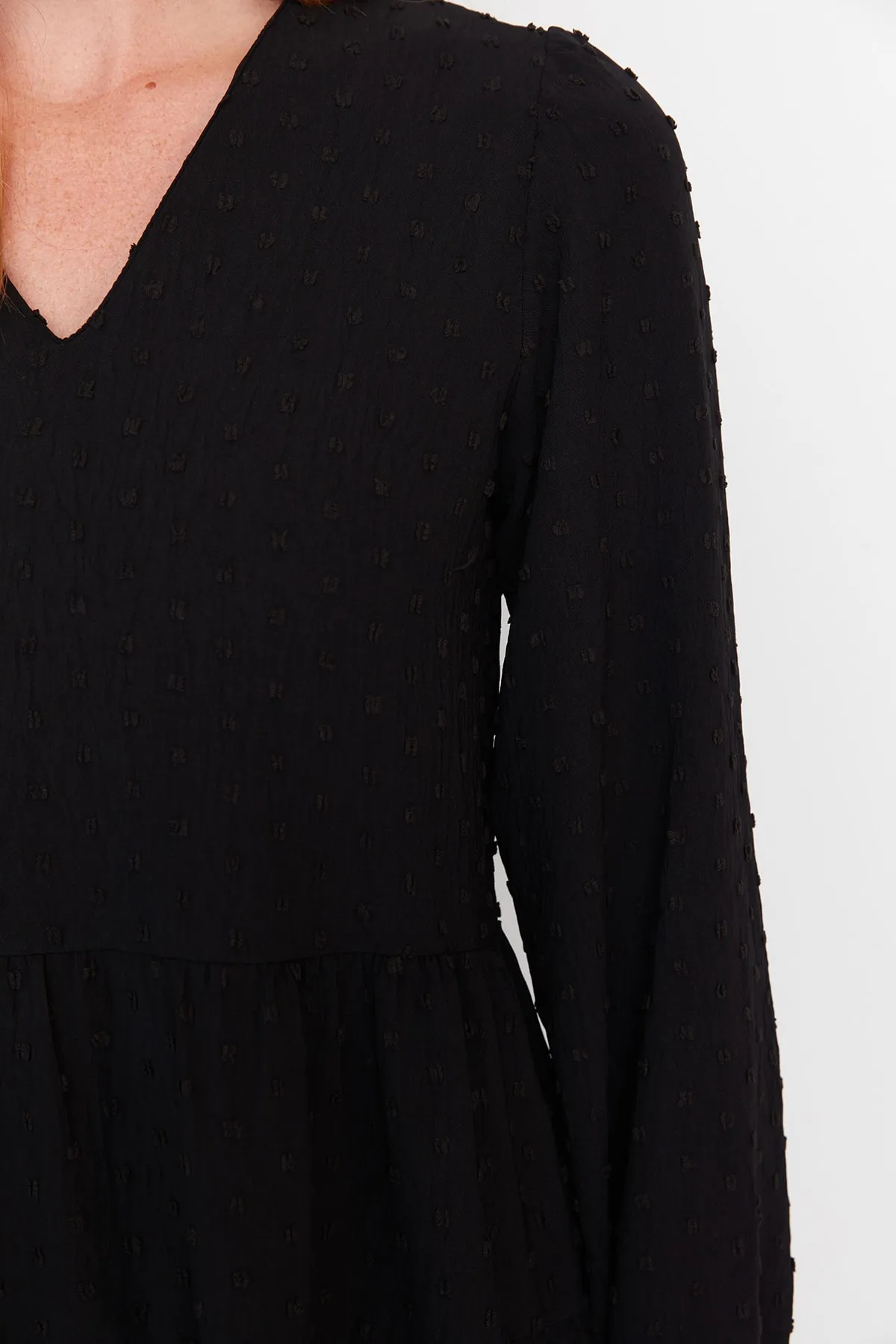 Trendyol Collection  Schwarzes Mini-Kleid mit weitem Schnitt und strukturiertem Volant aus Webstoff TWOAW23EL01479
