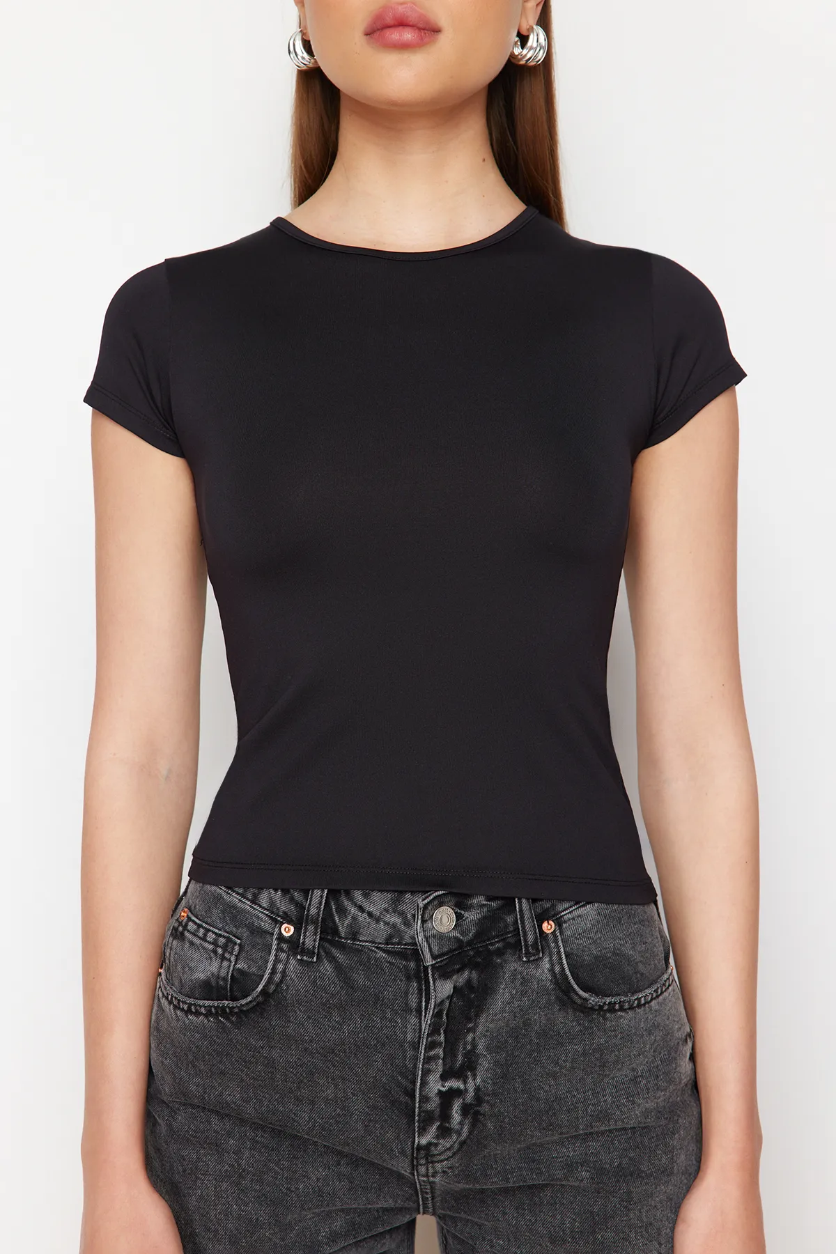 Trendyol Collection  Schwarzes tailliertes T-Shirt aus Polyamid mit Rundhalsausschnitt – super dehnbar, kurze Ärmel TWOSS24TS00238