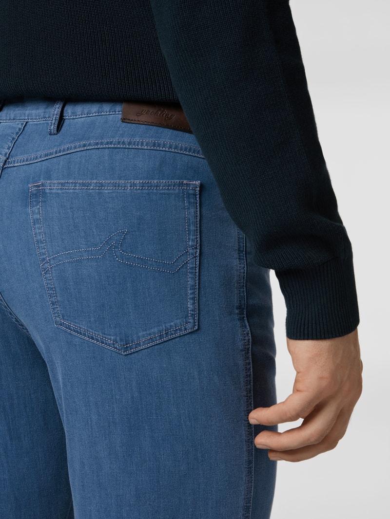 Jeans mit Stretch-Anteil in gerader Passform in jeans