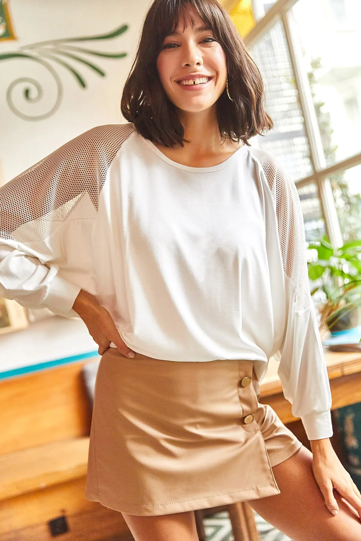 Olalook  Damen-Bluse aus ecrufarbenem Netzstoff mit lockeren Lycra-Ärmeln
